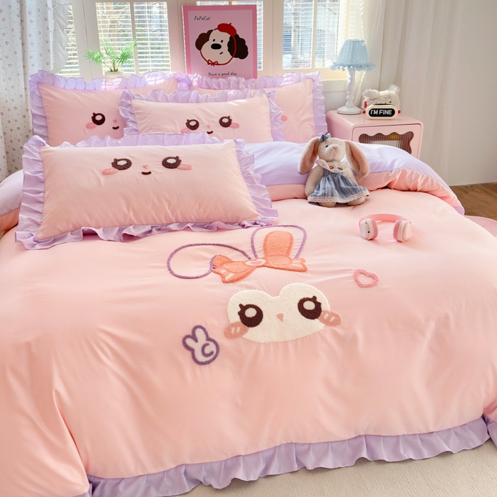 91家纺网 家纺一手货源 找家纺 易禾家纺 2026新款韩版卡通可爱风水洗棉毛巾绣四件套系列（专版花型） 大耳兔-粉紫