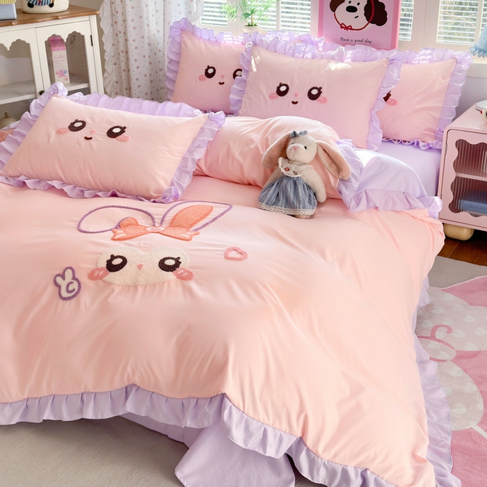 91家纺网 家纺一手货源 找家纺 易禾家纺 2026新款韩版卡通可爱风水洗棉毛巾绣四件套系列（专版花型） 大耳兔-粉紫
