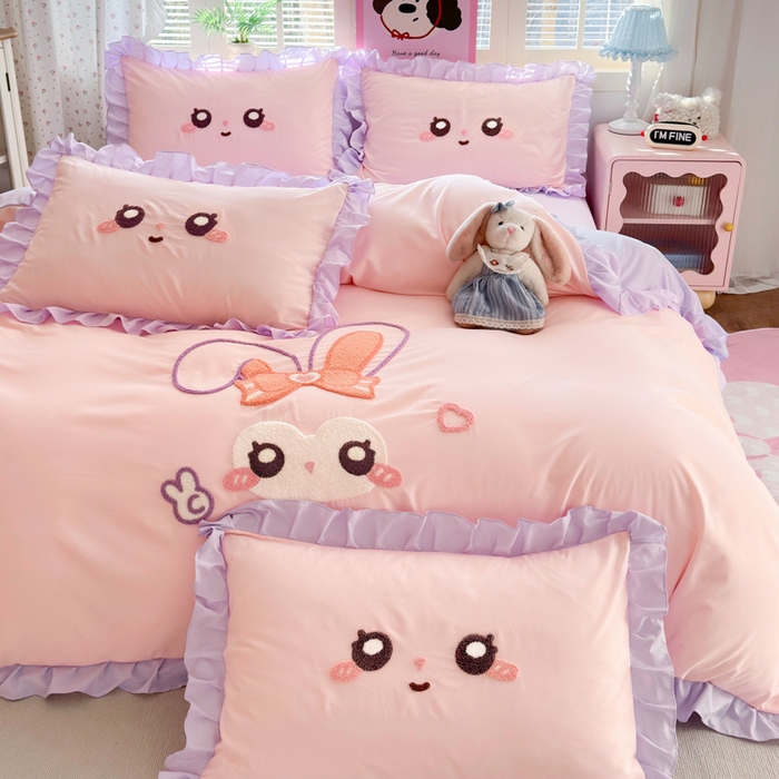 91家纺网 家纺一手货源 找家纺 易禾家纺 2026新款韩版卡通可爱风水洗棉毛巾绣四件套系列（专版花型） 大耳兔-粉紫