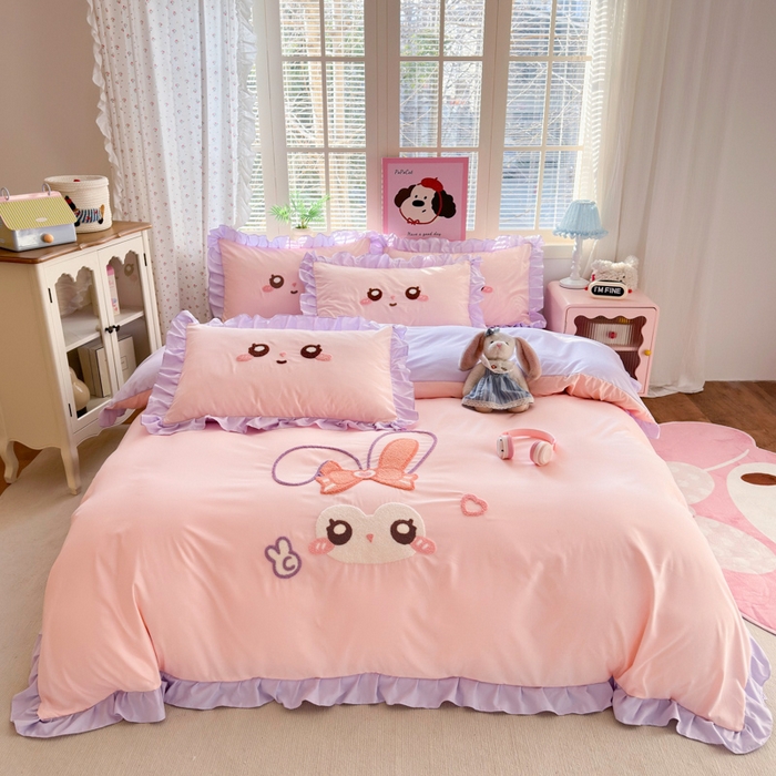 91家纺网 家纺一手货源 找家纺 易禾家纺 2026新款韩版卡通可爱风水洗棉毛巾绣四件套系列（专版花型） 大耳兔-粉紫