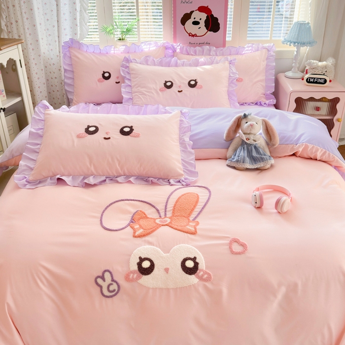 91家纺网 家纺一手货源 找家纺 易禾家纺 2026新款韩版卡通可爱风水洗棉毛巾绣四件套系列（专版花型） 大耳兔-粉紫
