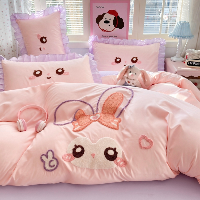 91家纺网 家纺一手货源 找家纺 易禾家纺 2026新款韩版卡通可爱风水洗棉毛巾绣四件套系列（专版花型） 大耳兔-粉紫