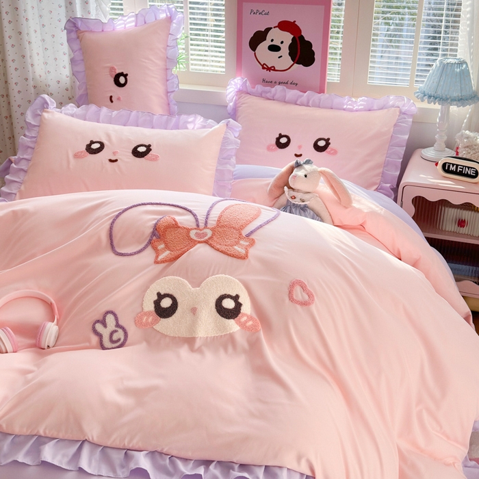 91家纺网 家纺一手货源 找家纺 易禾家纺 2026新款韩版卡通可爱风水洗棉毛巾绣四件套系列（专版花型） 大耳兔-粉紫