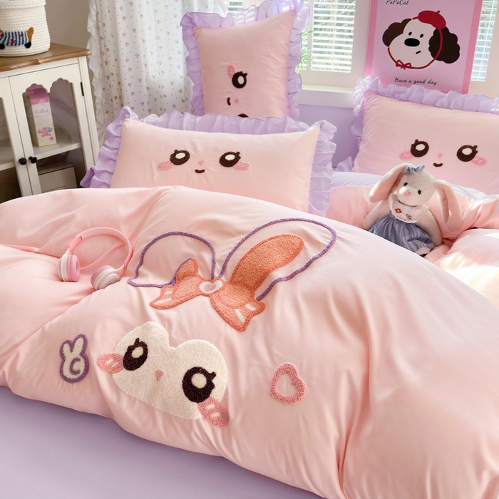 91家纺网 家纺一手货源 找家纺 易禾家纺 2026新款韩版卡通可爱风水洗棉毛巾绣四件套系列（专版花型） 大耳兔-粉紫