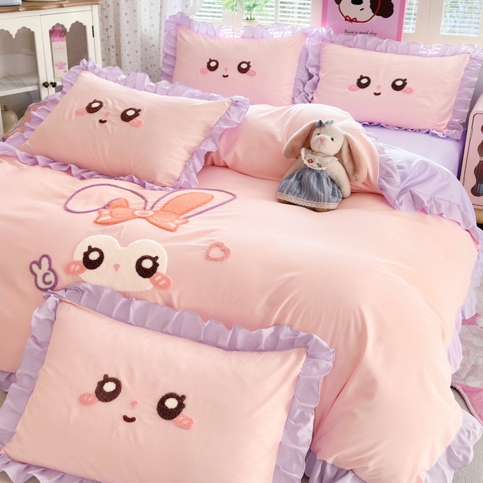 91家纺网 家纺一手货源 找家纺 易禾家纺 2026新款韩版卡通可爱风水洗棉毛巾绣四件套系列（专版花型） 大耳兔-粉紫