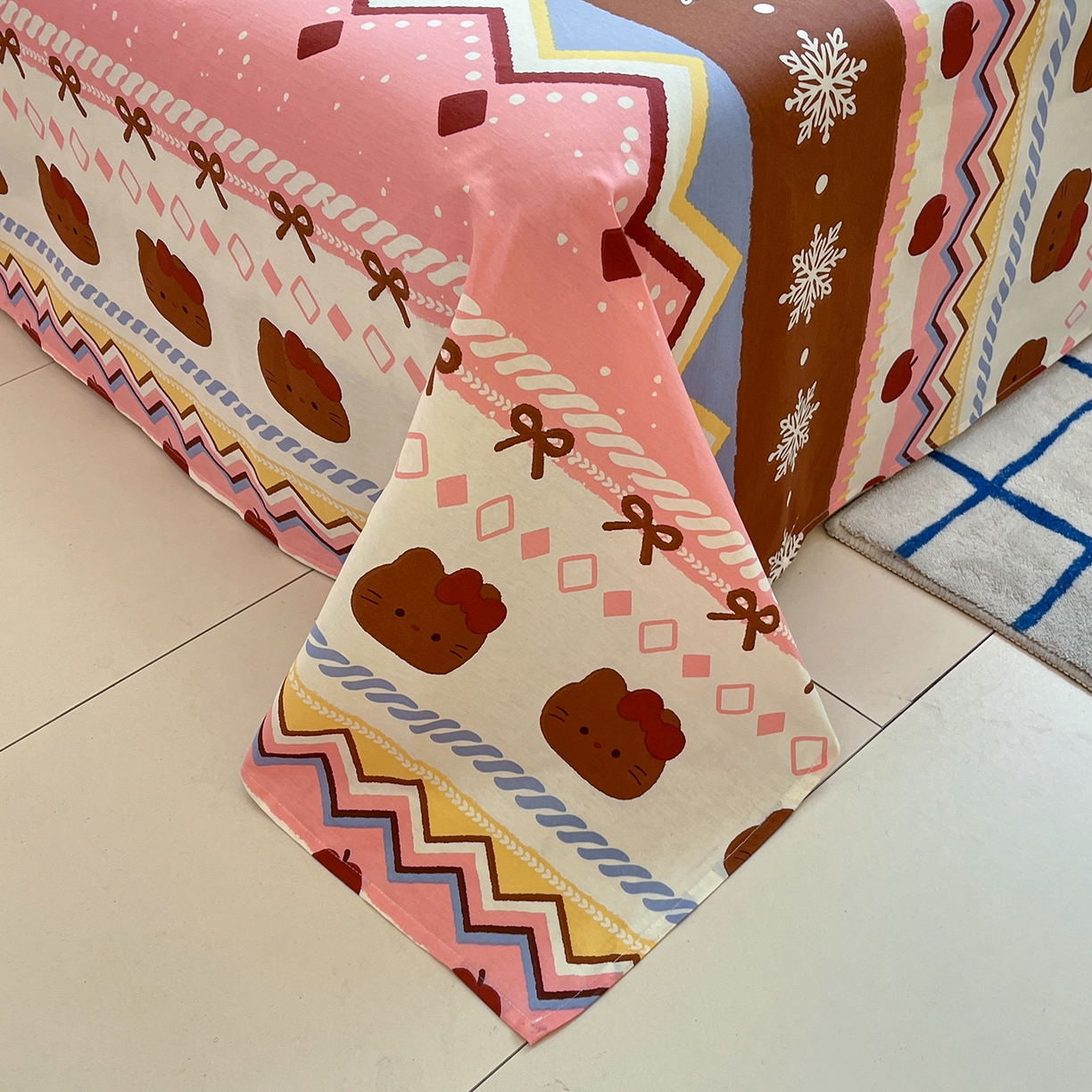 91家纺网 家纺一手货源 找家纺 桃子家居 2026新款纯棉全棉单品印花卡通可爱少女床单床笠枕套系列 棉单品-粉粉黑皮猫