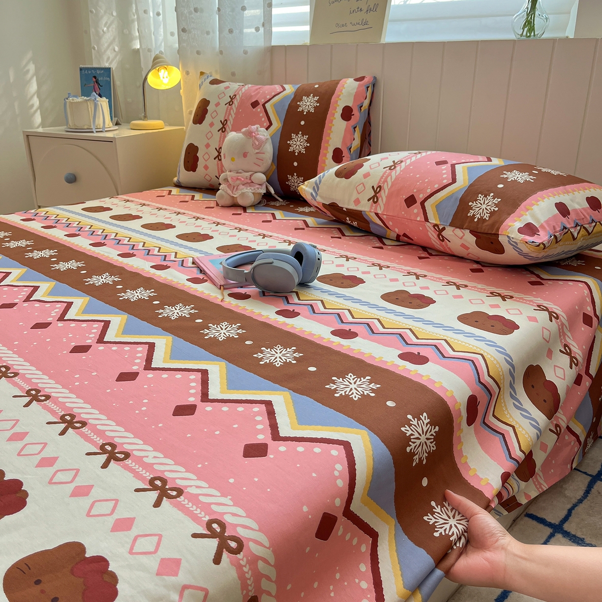 91家纺网 家纺一手货源 找家纺 桃子家居 2026新款纯棉全棉单品印花卡通可爱少女床单床笠枕套系列 棉单品-粉粉黑皮猫