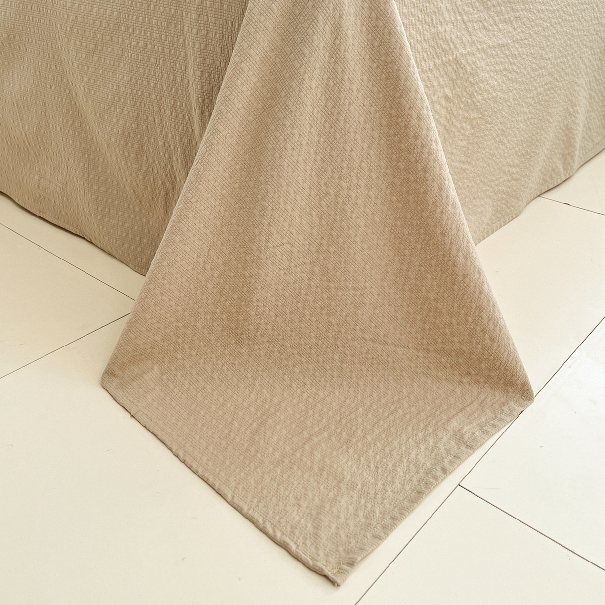 91家纺网 家纺一手货源 找家纺 玉海棠家纺 2026新款直播爆款高品质高克重泡泡纱泡芙纱四件套 咖色凯蒂