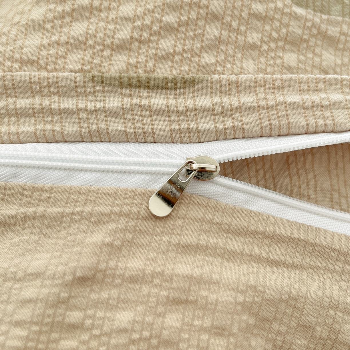 91家纺网 家纺一手货源 找家纺 玉海棠家纺 2026新款直播爆款高品质高克重泡泡纱泡芙纱四件套 咖色凯蒂