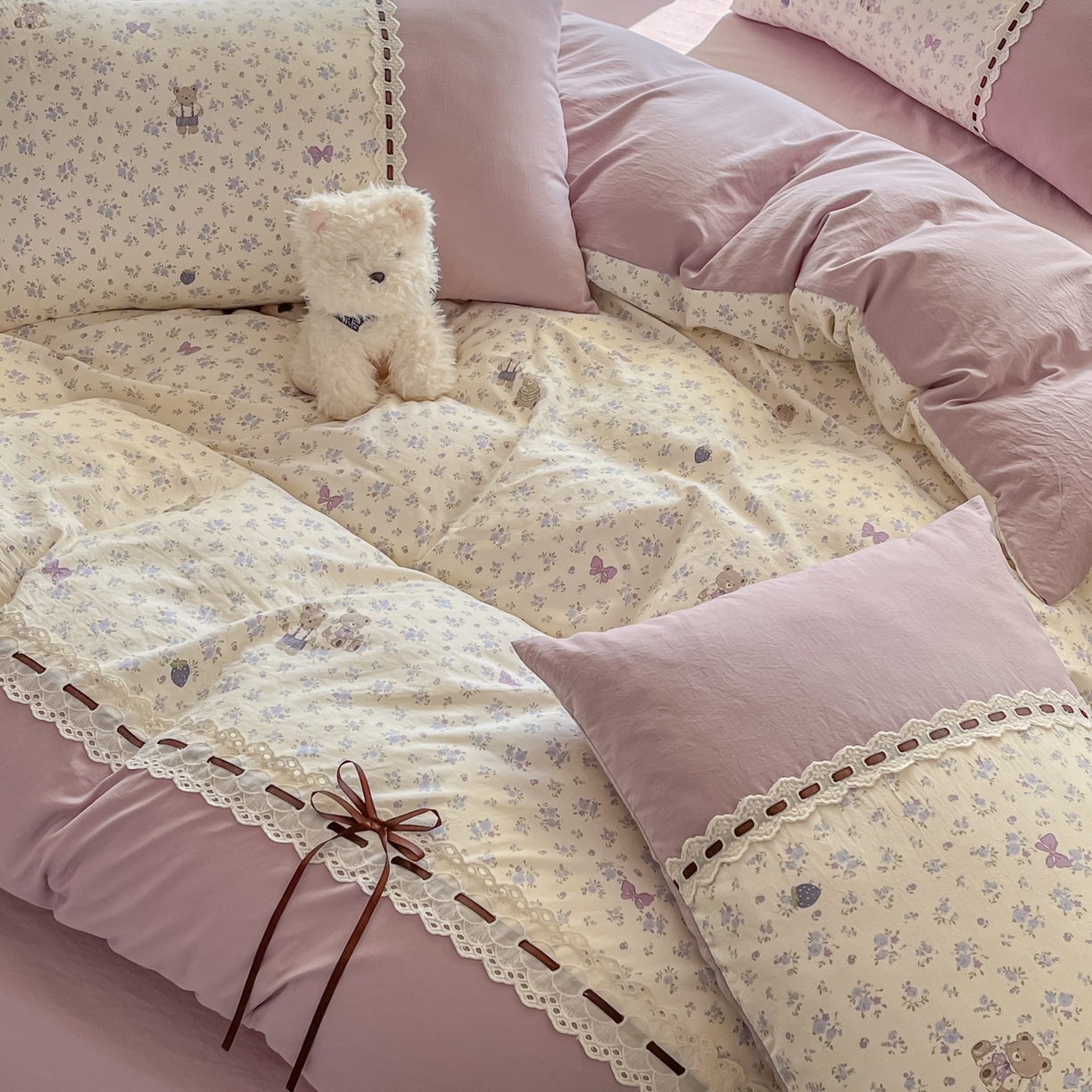 91家纺网 家纺一手货源 找家纺 菲梵家纺 2026新款法式花边A类云朵棉四件套 花趣小熊