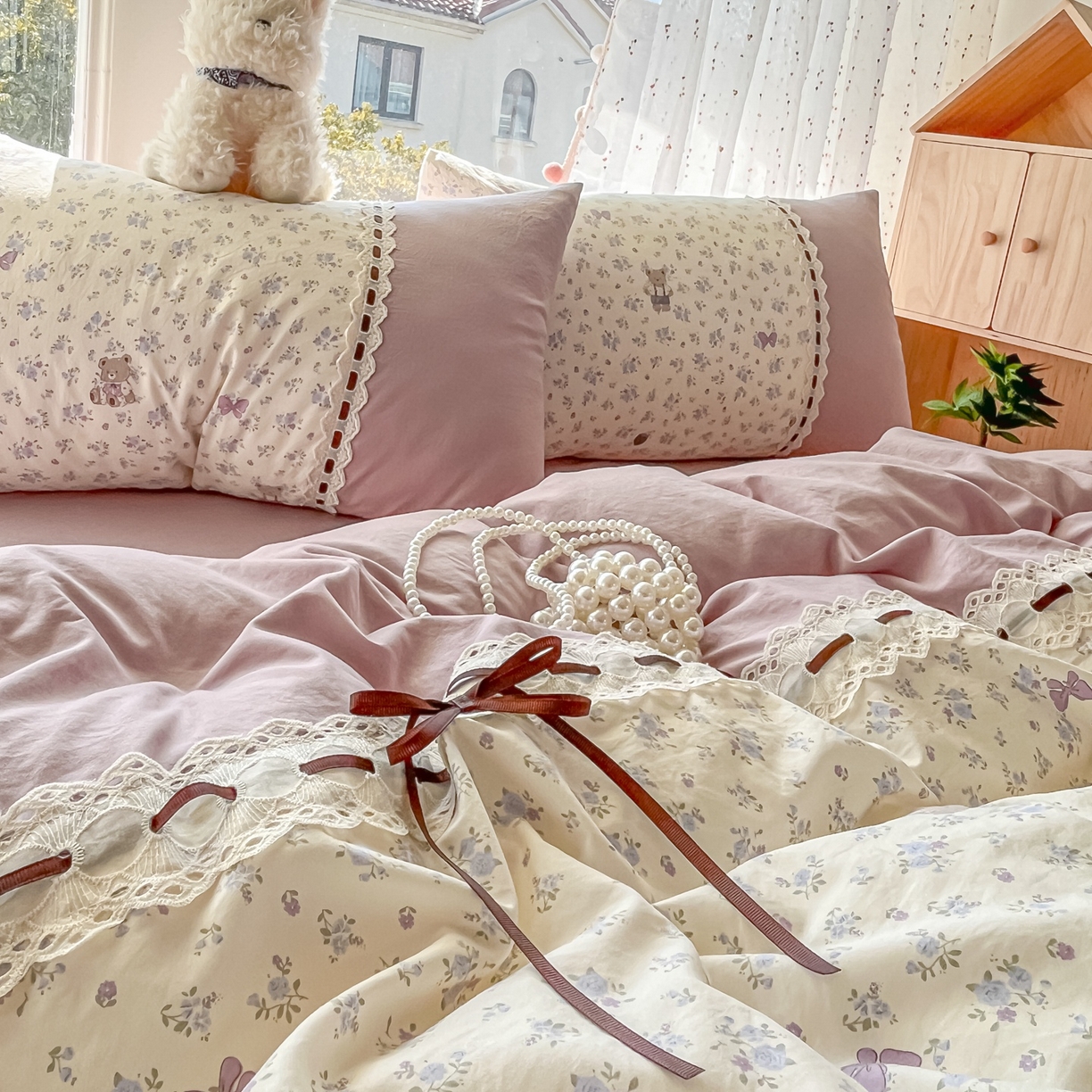 91家纺网 家纺一手货源 找家纺 菲梵家纺 2026新款法式花边A类云朵棉四件套 花趣小熊