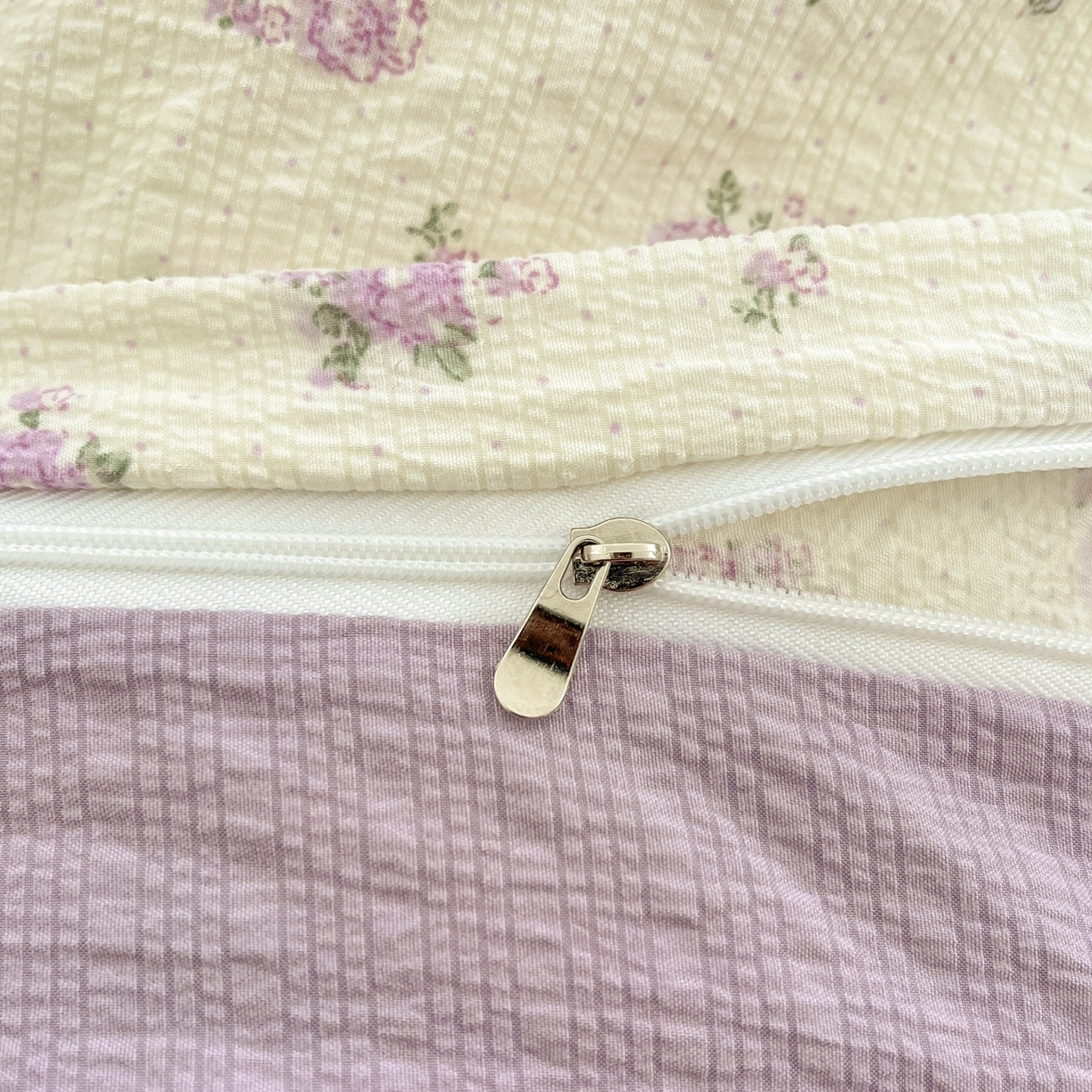 91家纺网 家纺一手货源 找家纺 玉海棠家纺 2026新款直播爆款高品质高克重泡泡纱泡芙纱四件套 紫色小花