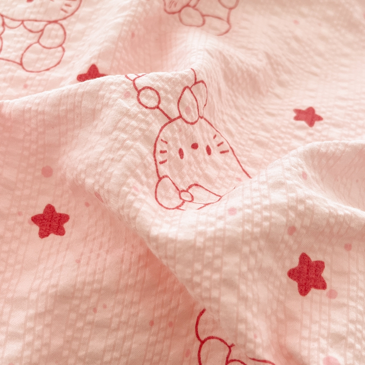 91家纺网 家纺一手货源 找家纺 玉海棠家纺 2026新款直播爆款高品质高克重泡泡纱泡芙纱四件套 hello粉凯蒂