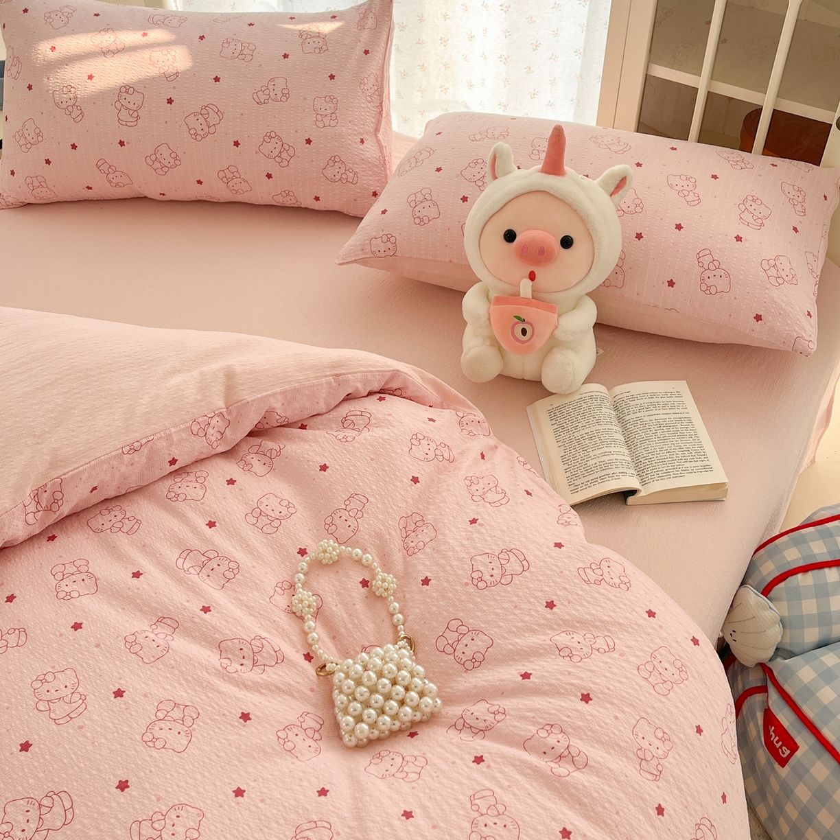 91家纺网 家纺一手货源 找家纺 玉海棠家纺 2026新款直播爆款高品质高克重泡泡纱泡芙纱四件套 hello粉凯蒂