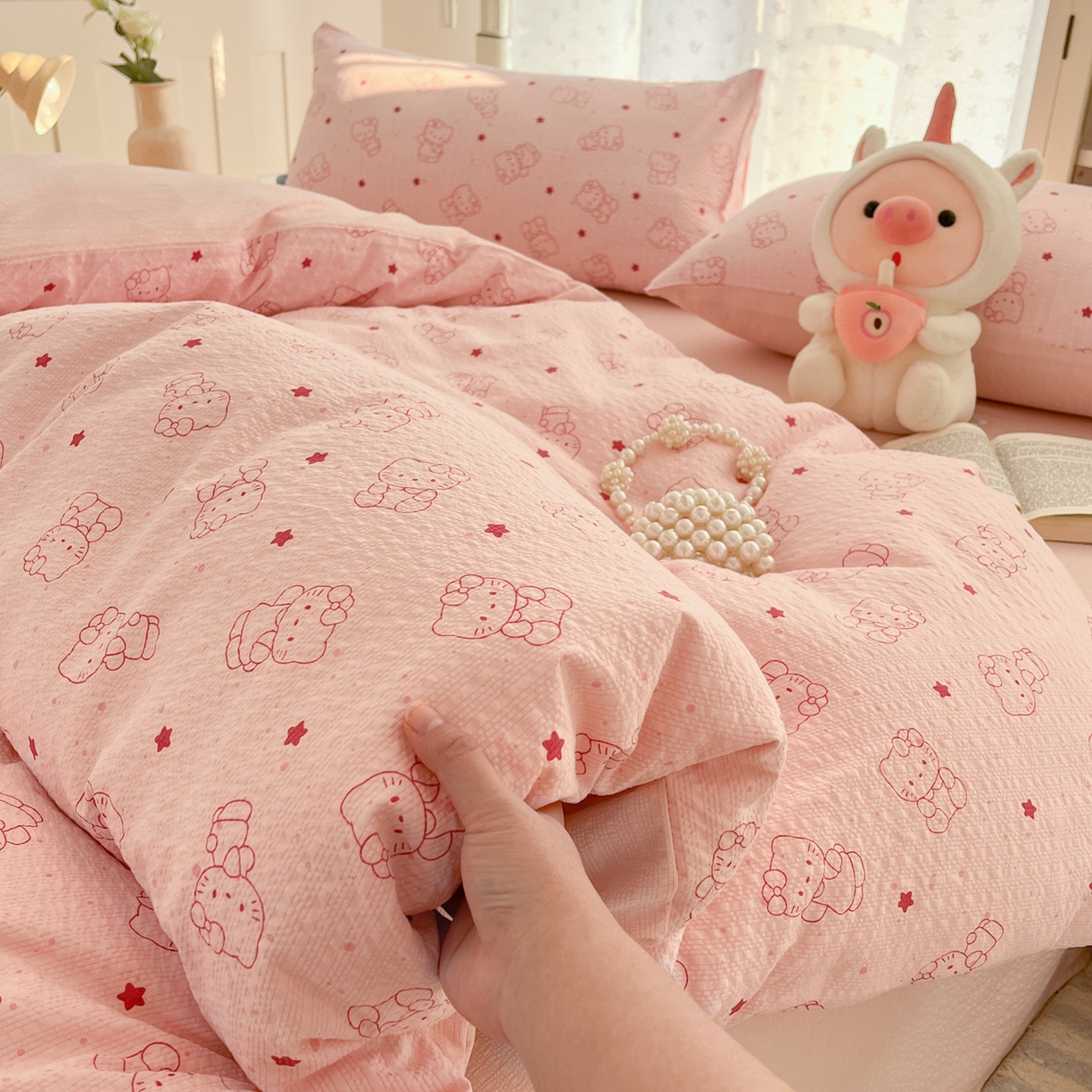 91家纺网 家纺一手货源 找家纺 玉海棠家纺 2026新款直播爆款高品质高克重泡泡纱泡芙纱四件套 hello粉凯蒂