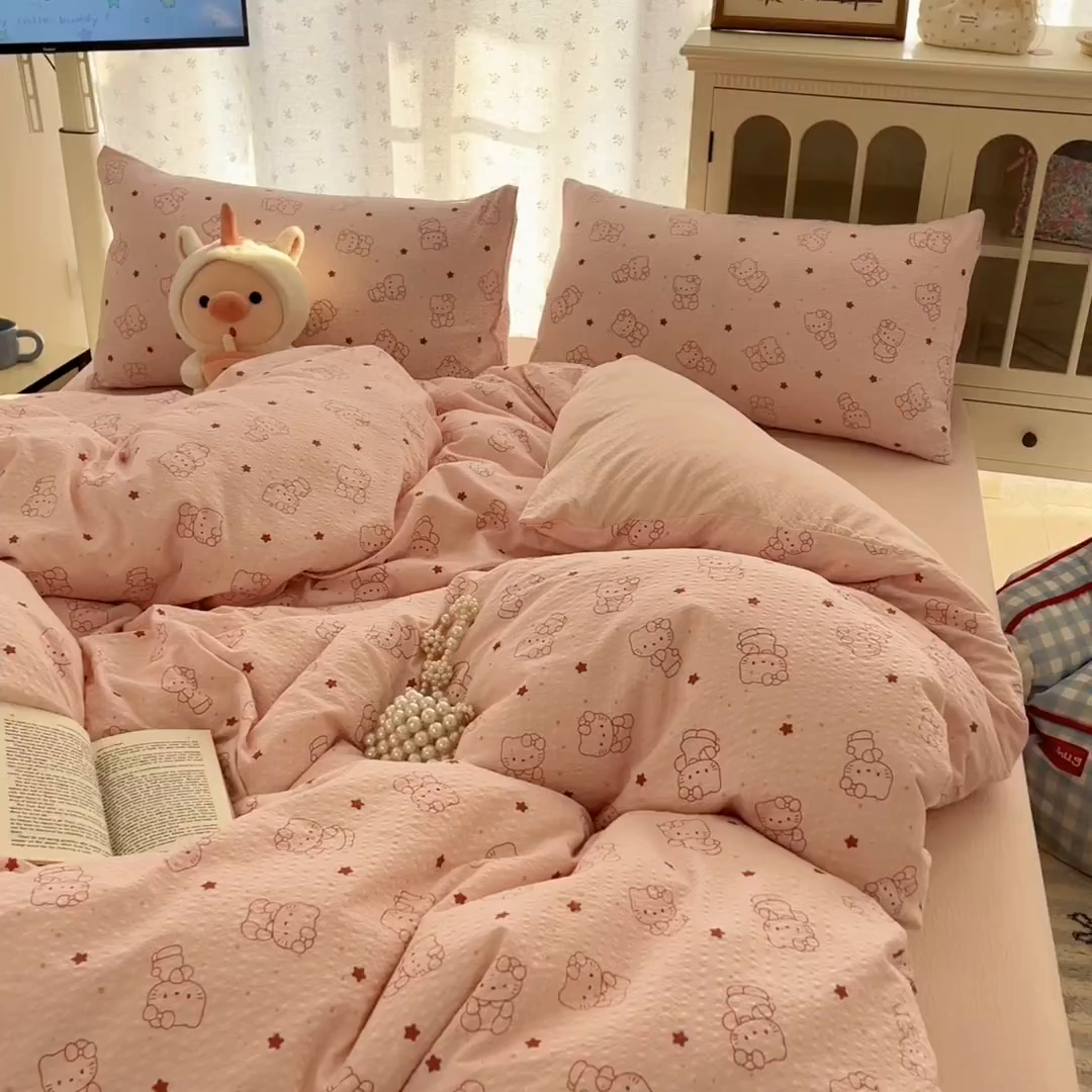 91家纺网 家纺一手货源 找家纺 玉海棠家纺 2026新款直播爆款高品质高克重泡泡纱泡芙纱四件套 hello粉凯蒂