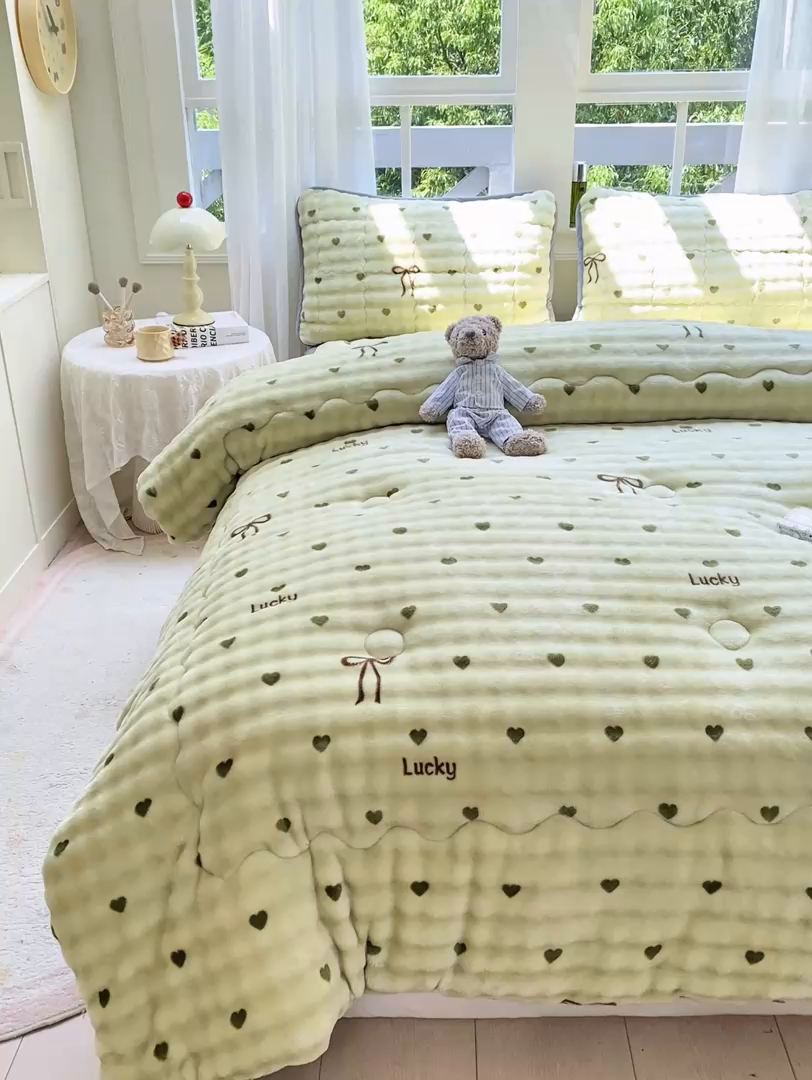 91家纺网 家纺一手货源 找家纺 犇牛仓储供应链 2026新款A类牛奶绒豆豆绒泡泡印花冬被 被子被芯 爱心绿【兔兔绒豆豆被】
