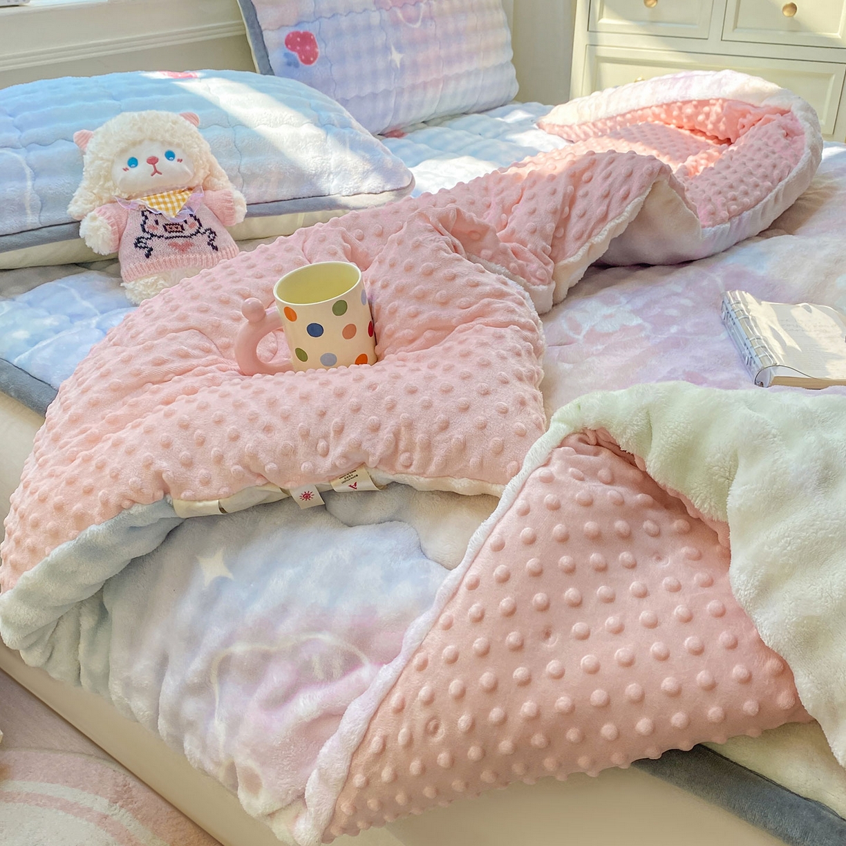 91家纺网 家纺一手货源 找家纺 犇牛仓储供应链 2026新款A类牛奶绒豆豆绒泡泡印花冬被 被子被芯 草莓KT【兔兔绒豆豆被】