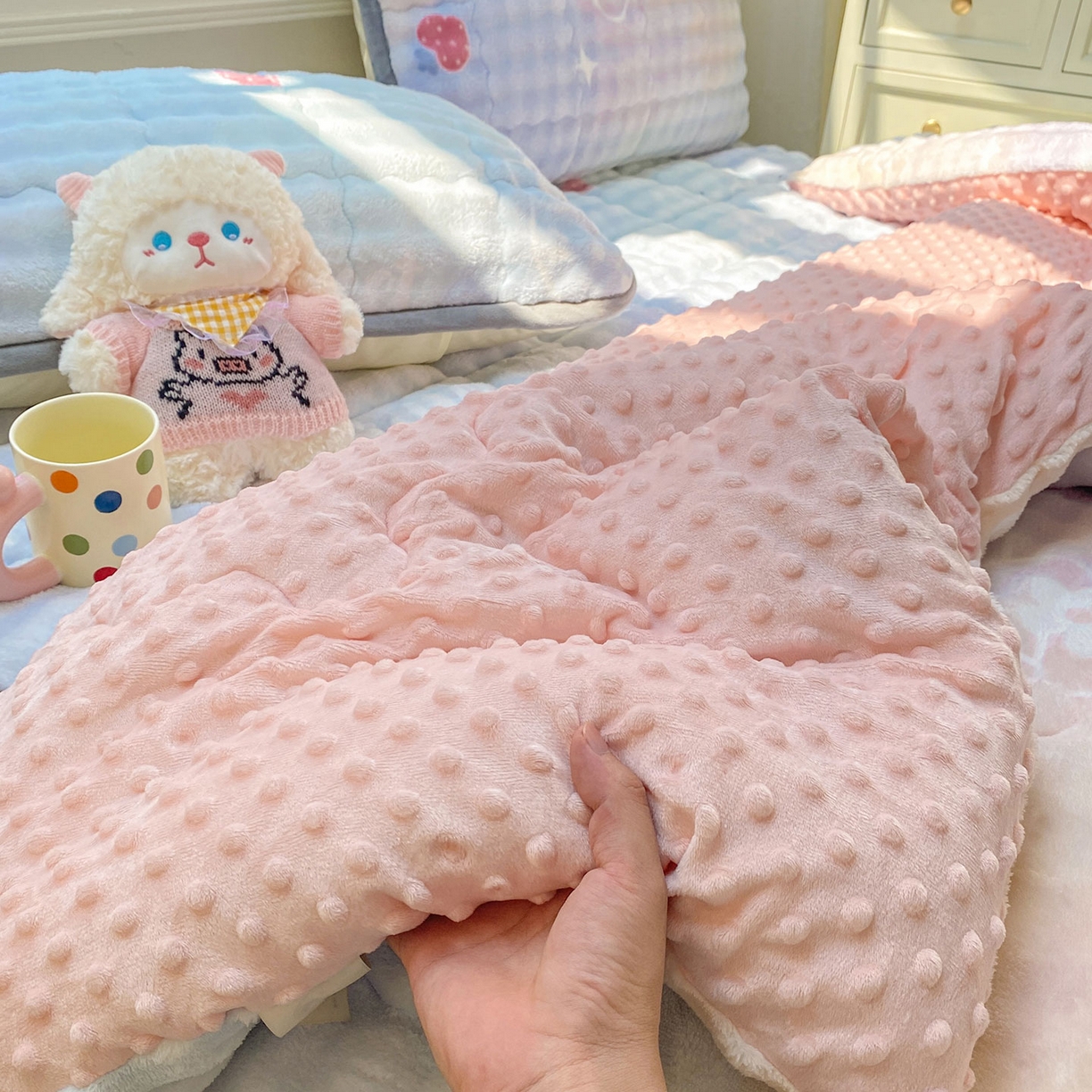 91家纺网 家纺一手货源 找家纺 犇牛仓储供应链 2026新款A类牛奶绒豆豆绒泡泡印花冬被 被子被芯 草莓KT【兔兔绒豆豆被】
