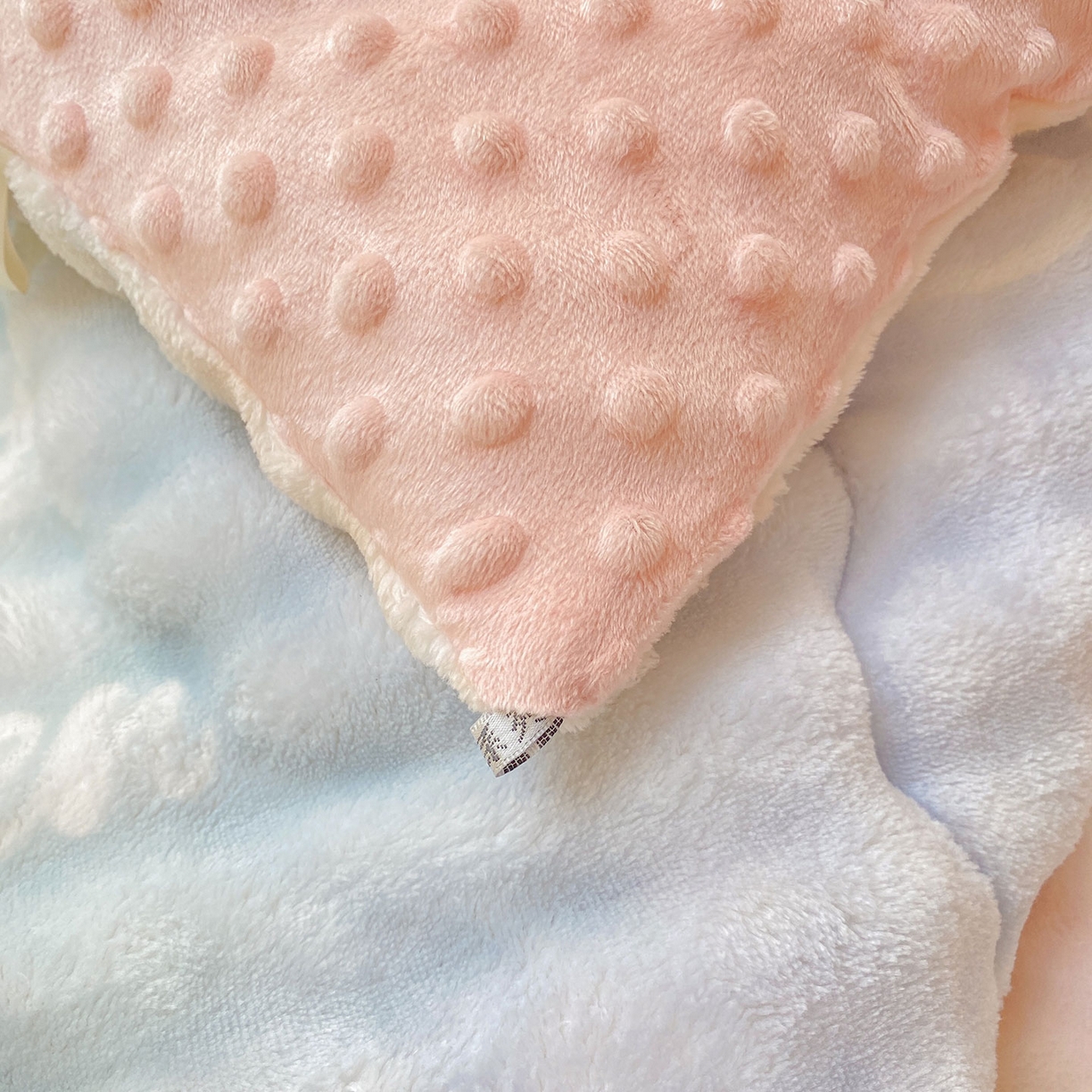 91家纺网 家纺一手货源 找家纺 犇牛仓储供应链 2026新款A类牛奶绒豆豆绒泡泡印花冬被 被子被芯 草莓KT【兔兔绒豆豆被】