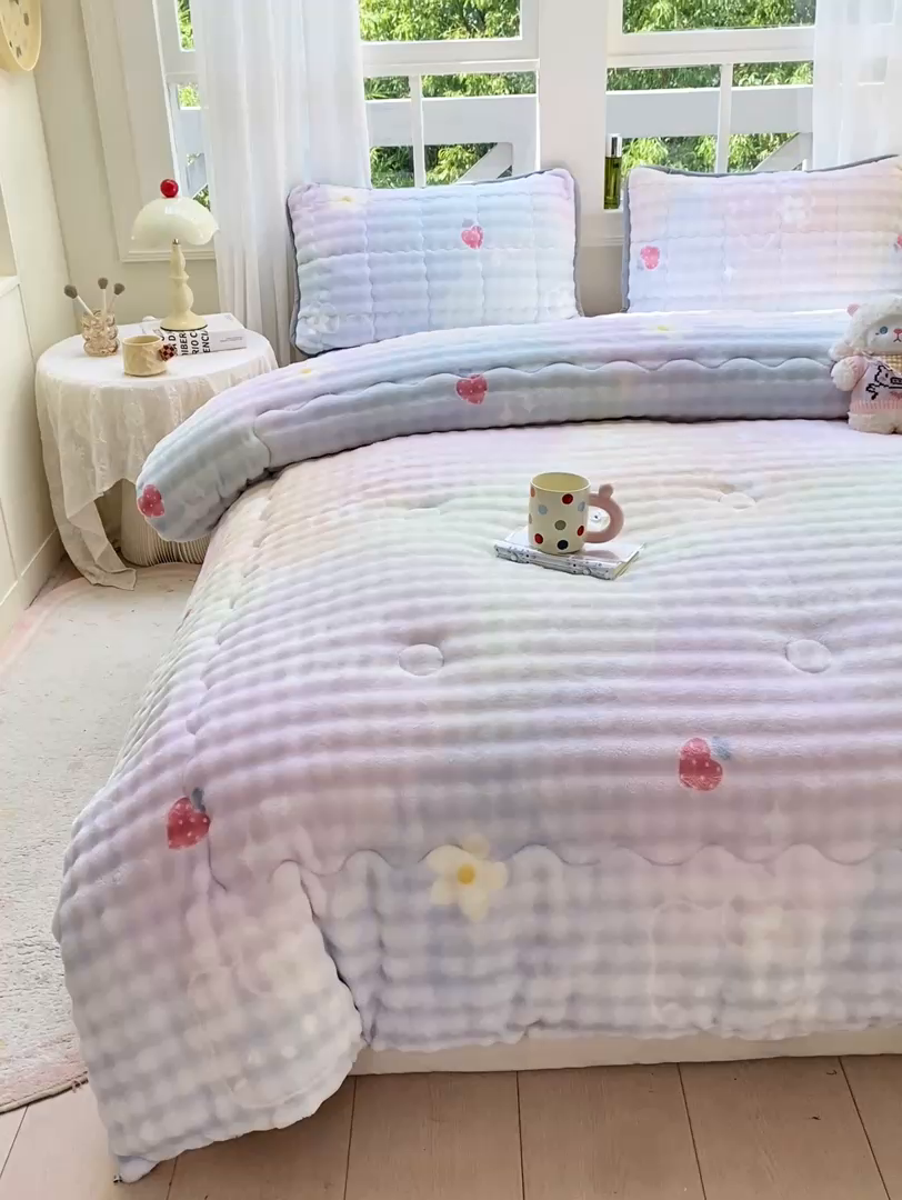 91家纺网 家纺一手货源 找家纺 犇牛仓储供应链 2026新款A类牛奶绒豆豆绒泡泡印花冬被 被子被芯 草莓KT【兔兔绒豆豆被】