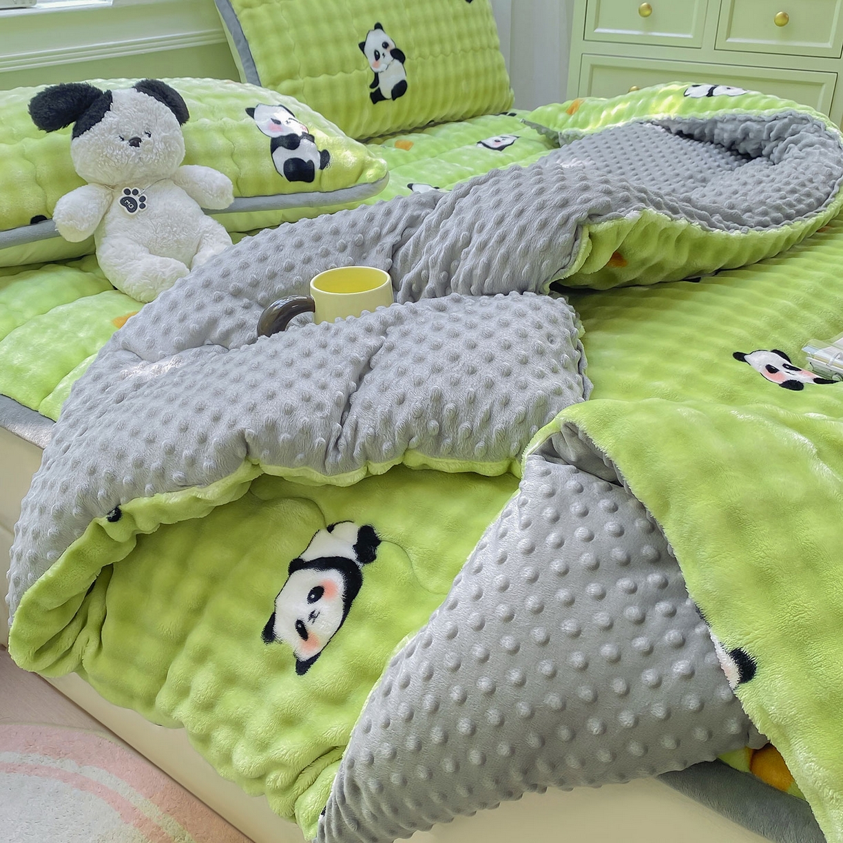 91家纺网 家纺一手货源 找家纺 犇牛仓储供应链 2026新款A类牛奶绒豆豆绒泡泡印花冬被 被子被芯 熊猫【兔兔绒豆豆被】