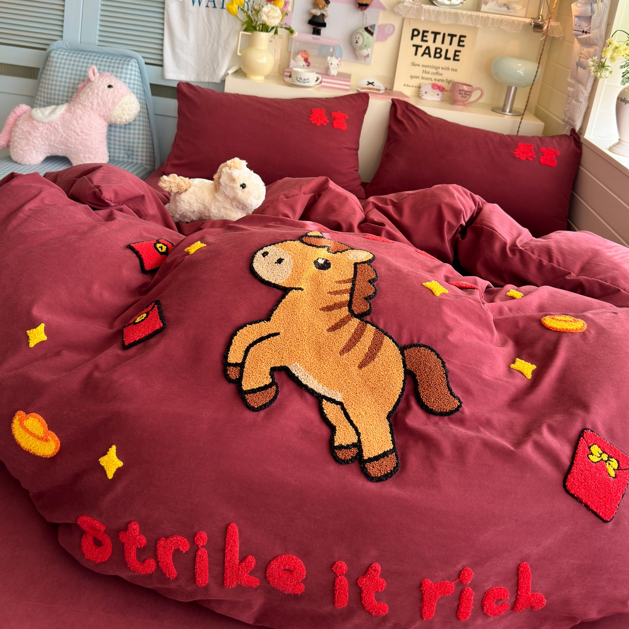 91家纺网 家纺一手货源 找家纺 优卡迪家纺馆 2026新款A类云锦棉毛巾绣四件套下载文件包含买家秀 马上暴富-红