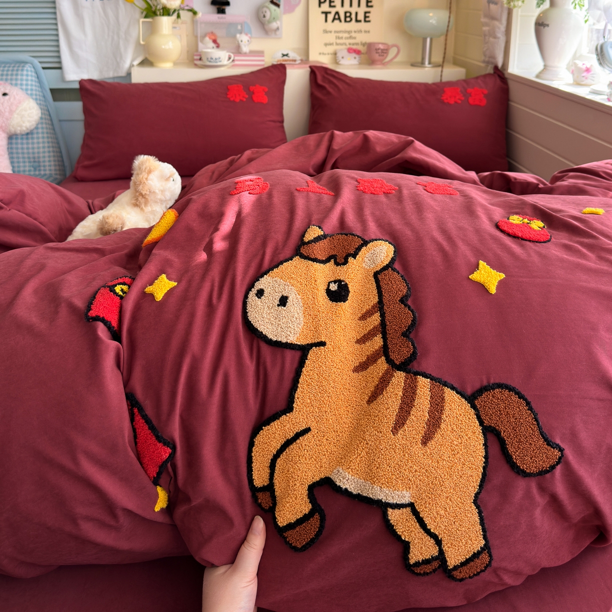 91家纺网 家纺一手货源 找家纺 优卡迪家纺馆 2026新款A类云锦棉毛巾绣四件套下载文件包含买家秀 马上暴富-红