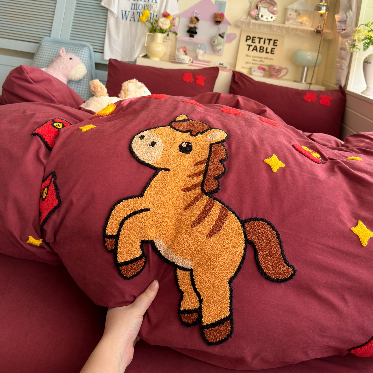 91家纺网 家纺一手货源 找家纺 优卡迪家纺馆 2026新款A类云锦棉毛巾绣四件套下载文件包含买家秀 马上暴富-红