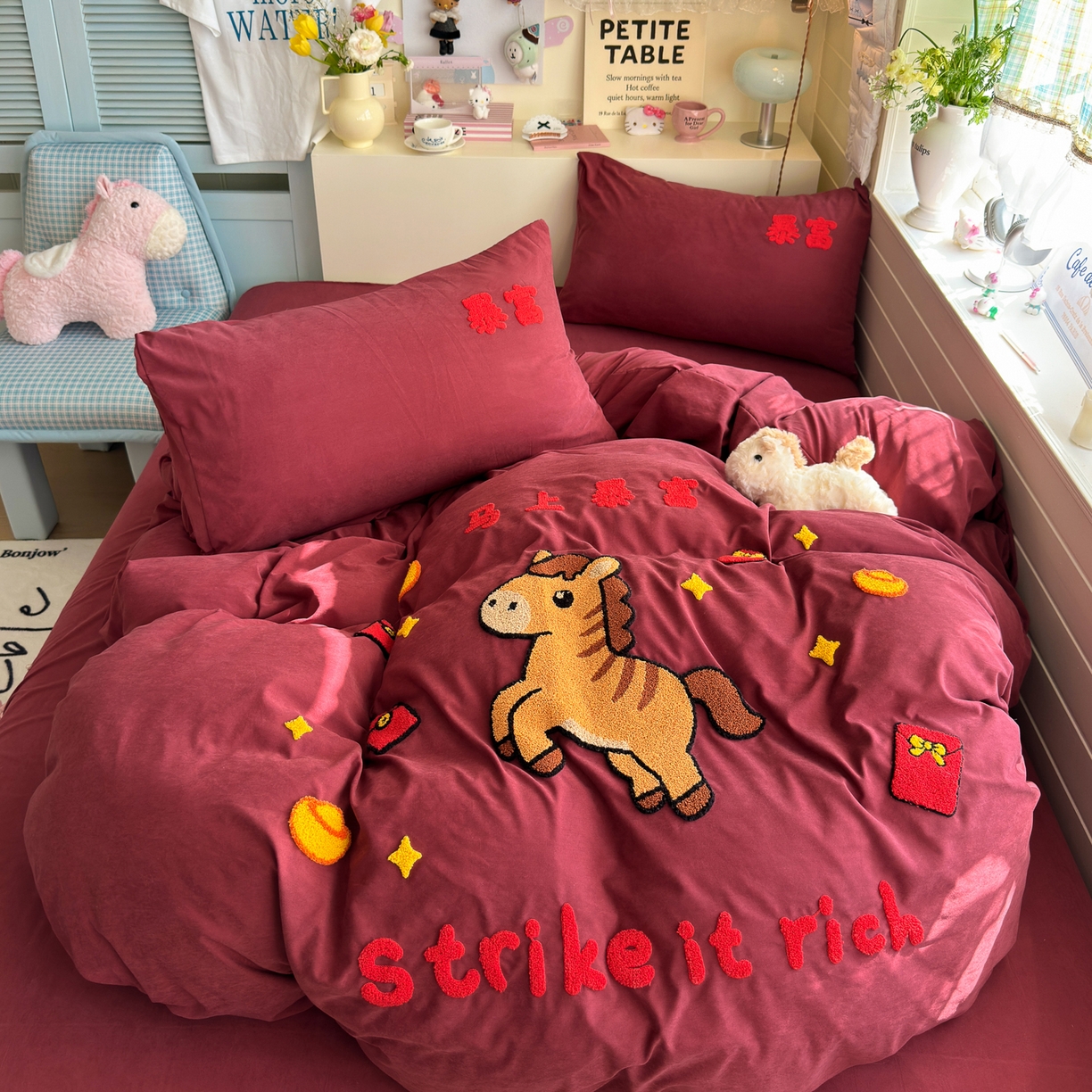 91家纺网 家纺一手货源 找家纺 优卡迪家纺馆 2026新款A类云锦棉毛巾绣四件套下载文件包含买家秀 马上暴富-红