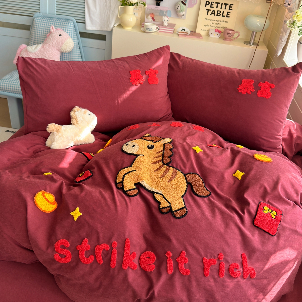 91家纺网 家纺一手货源 找家纺 优卡迪家纺馆 2026新款A类云锦棉毛巾绣四件套下载文件包含买家秀 马上暴富-红