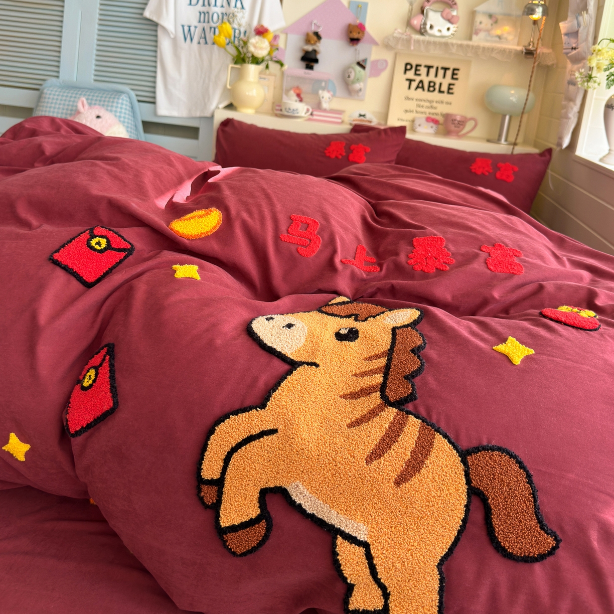 91家纺网 家纺一手货源 找家纺 优卡迪家纺馆 2026新款A类云锦棉毛巾绣四件套下载文件包含买家秀 马上暴富-红