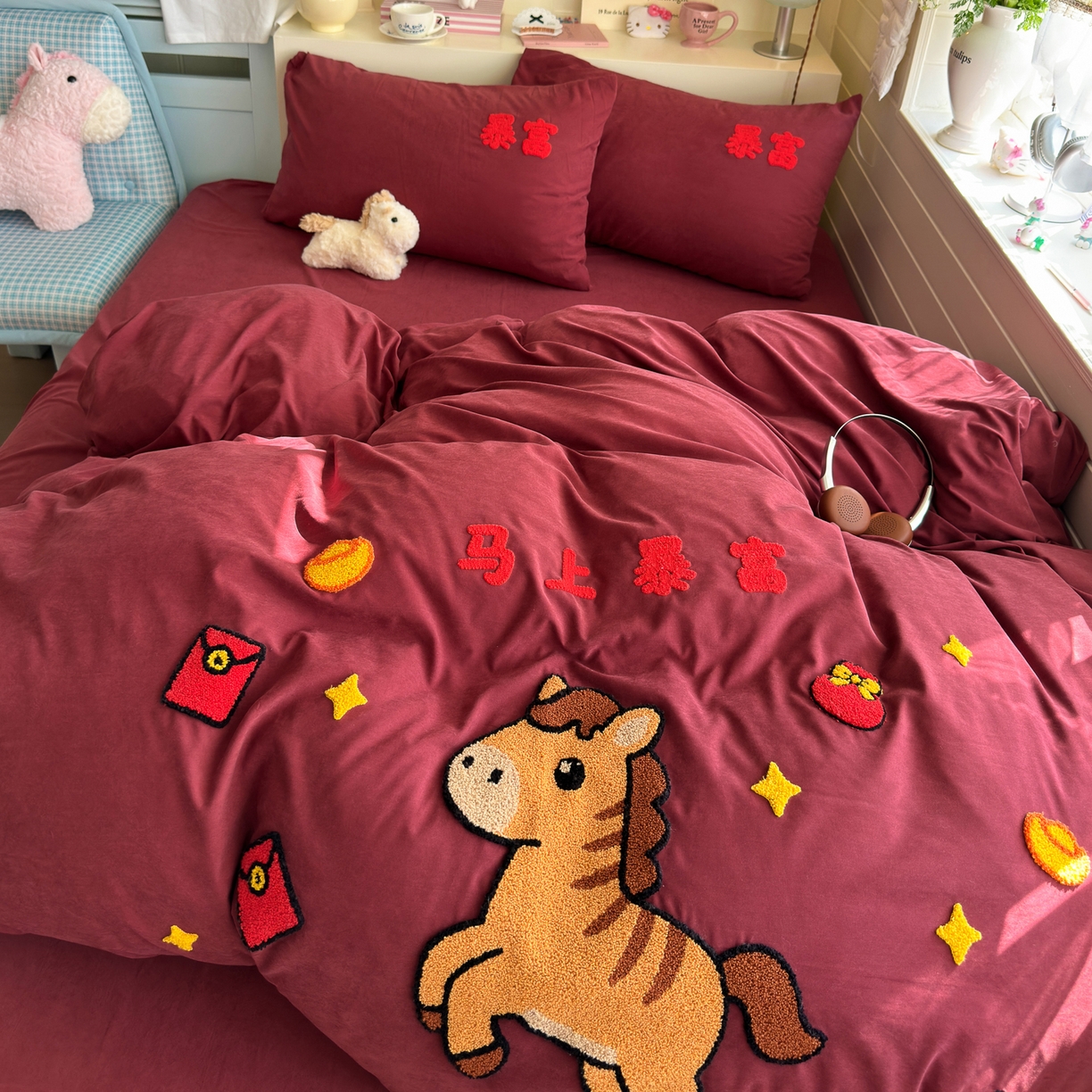 91家纺网 家纺一手货源 找家纺 优卡迪家纺馆 2026新款A类云锦棉毛巾绣四件套下载文件包含买家秀 马上暴富-红