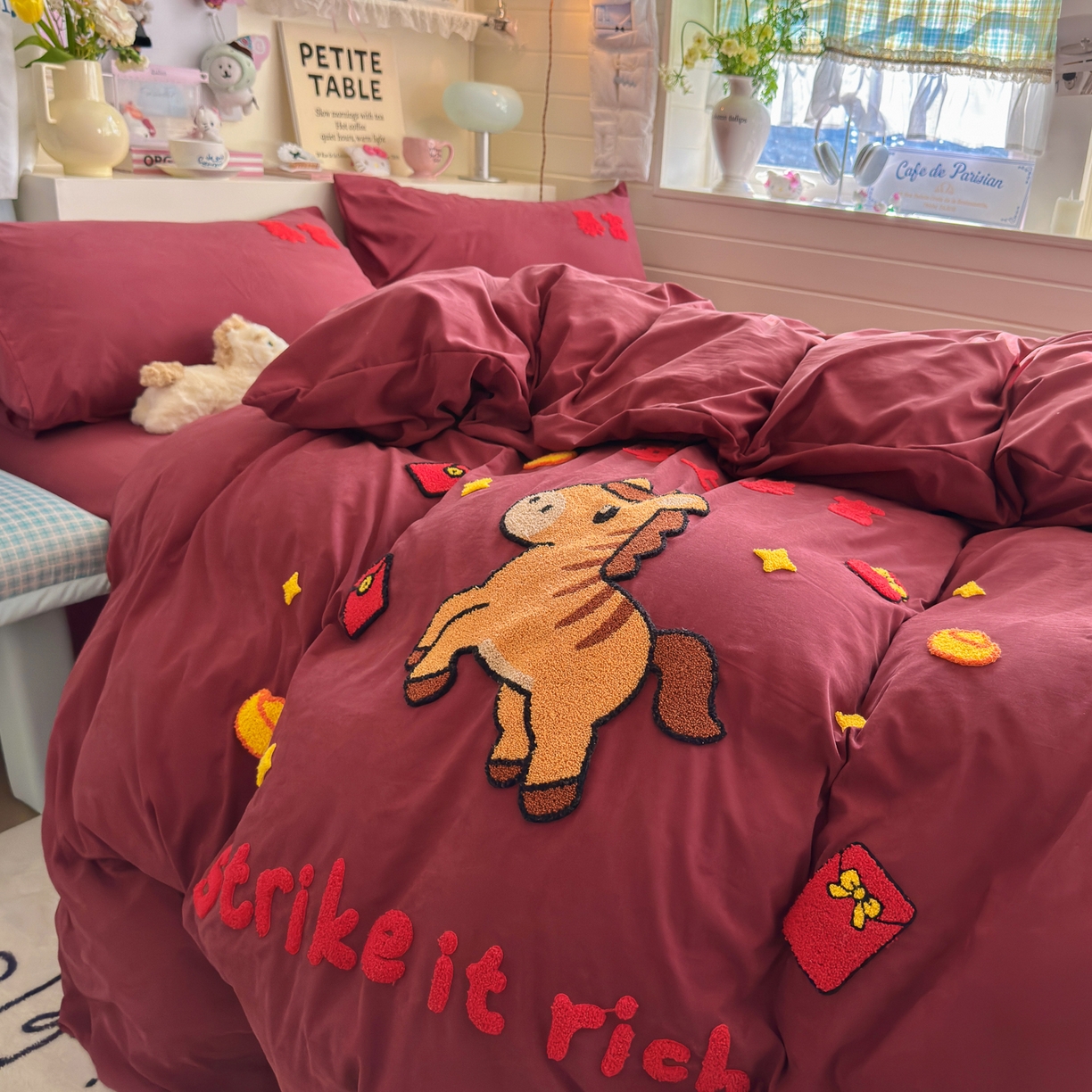 91家纺网 家纺一手货源 找家纺 优卡迪家纺馆 2026新款A类云锦棉毛巾绣四件套下载文件包含买家秀 马上暴富-红