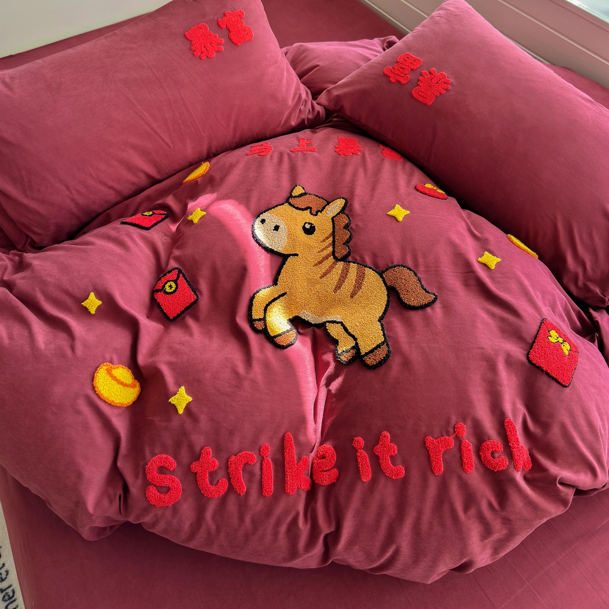 91家纺网 家纺一手货源 找家纺 优卡迪家纺馆 2026新款A类云锦棉毛巾绣四件套下载文件包含买家秀 马上暴富-红