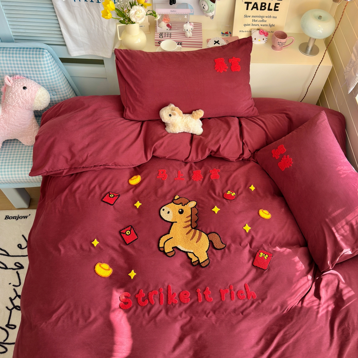 91家纺网 家纺一手货源 找家纺 优卡迪家纺馆 2026新款A类云锦棉毛巾绣四件套下载文件包含买家秀 马上暴富-红