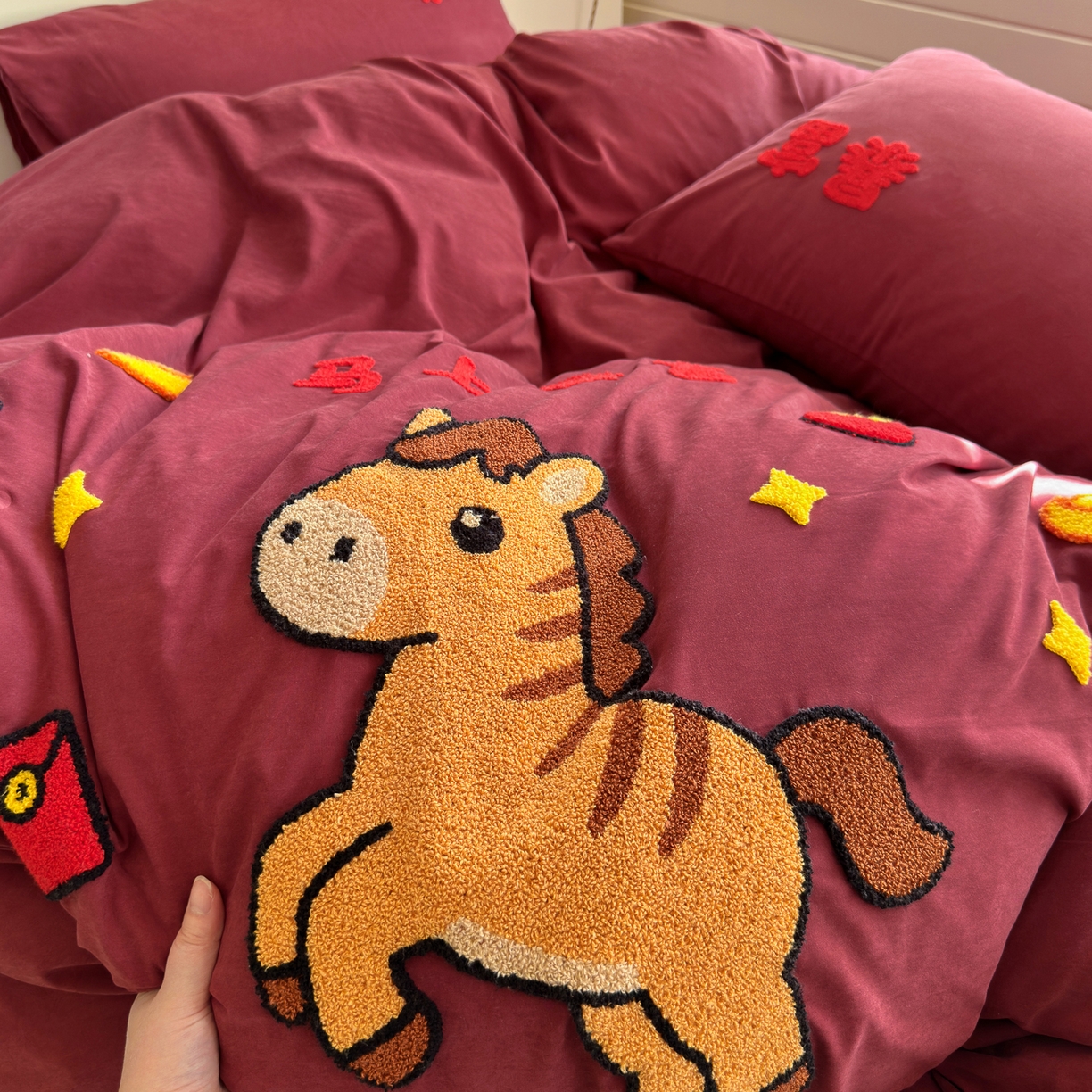 91家纺网 家纺一手货源 找家纺 优卡迪家纺馆 2026新款A类云锦棉毛巾绣四件套下载文件包含买家秀 马上暴富-红