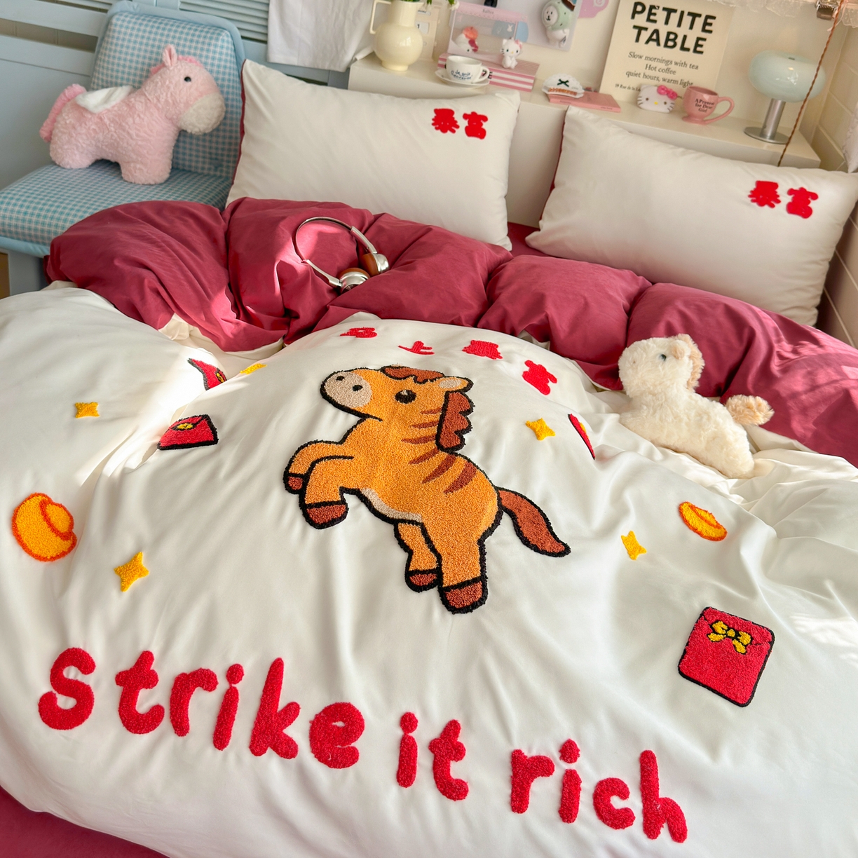 91家纺网 家纺一手货源 找家纺 优卡迪家纺馆 2026新款A类云锦棉毛巾绣四件套下载文件包含买家秀 马上暴富-白