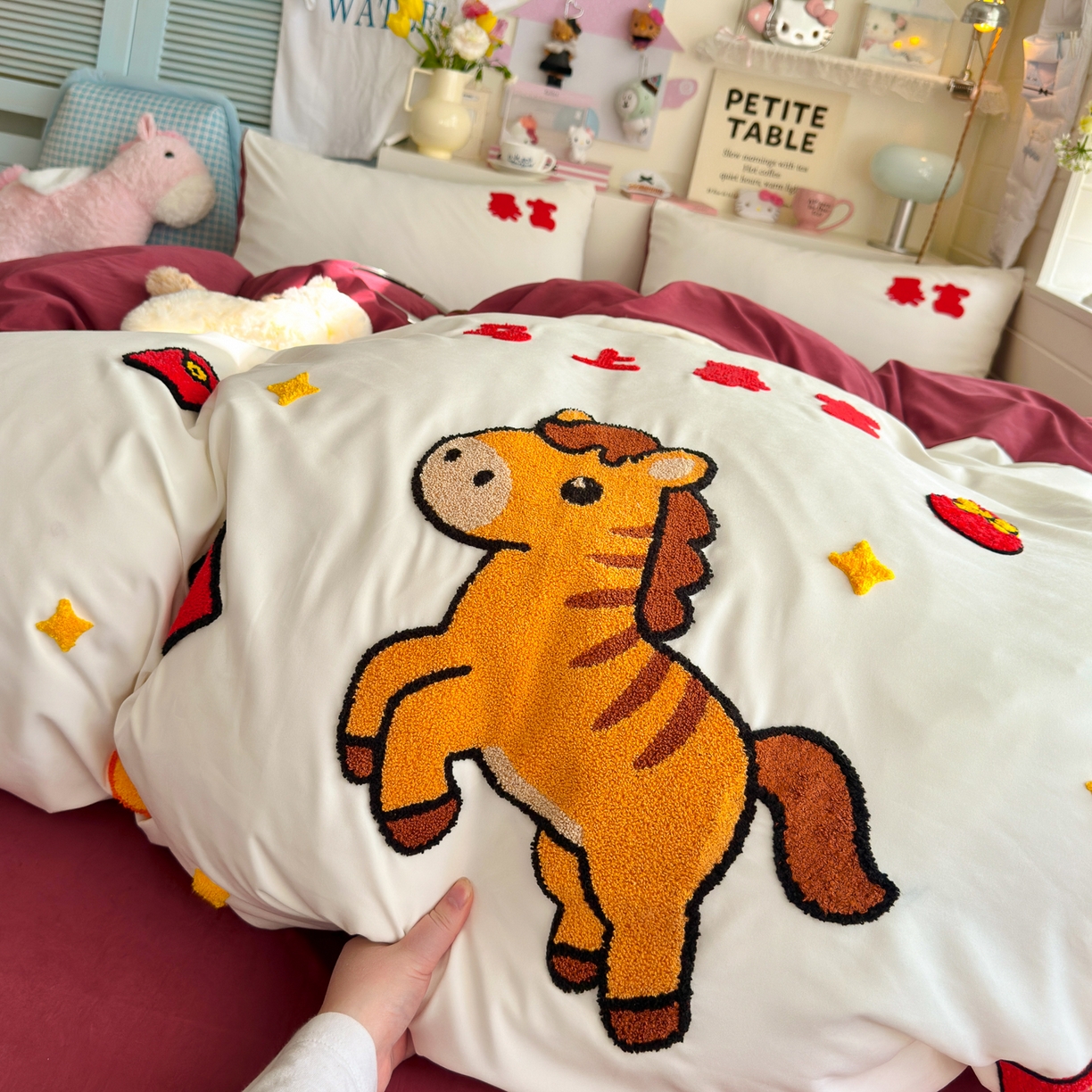 91家纺网 家纺一手货源 找家纺 优卡迪家纺馆 2026新款A类云锦棉毛巾绣四件套下载文件包含买家秀 马上暴富-白