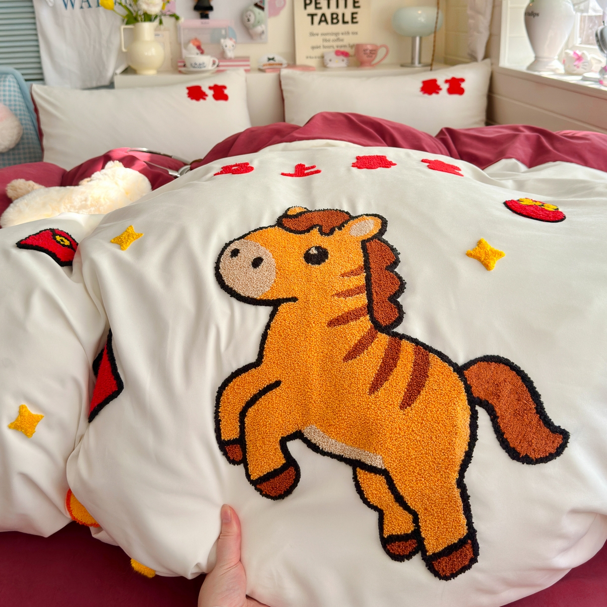 91家纺网 家纺一手货源 找家纺 优卡迪家纺馆 2026新款A类云锦棉毛巾绣四件套下载文件包含买家秀 马上暴富-白