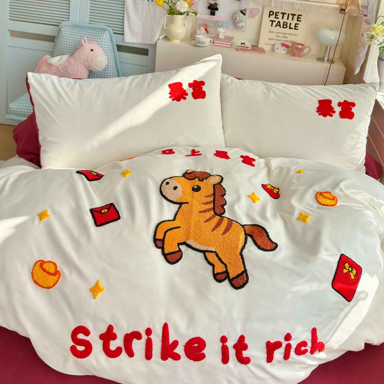 91家纺网 家纺一手货源 找家纺 优卡迪家纺馆 2026新款A类云锦棉毛巾绣四件套下载文件包含买家秀 马上暴富-白