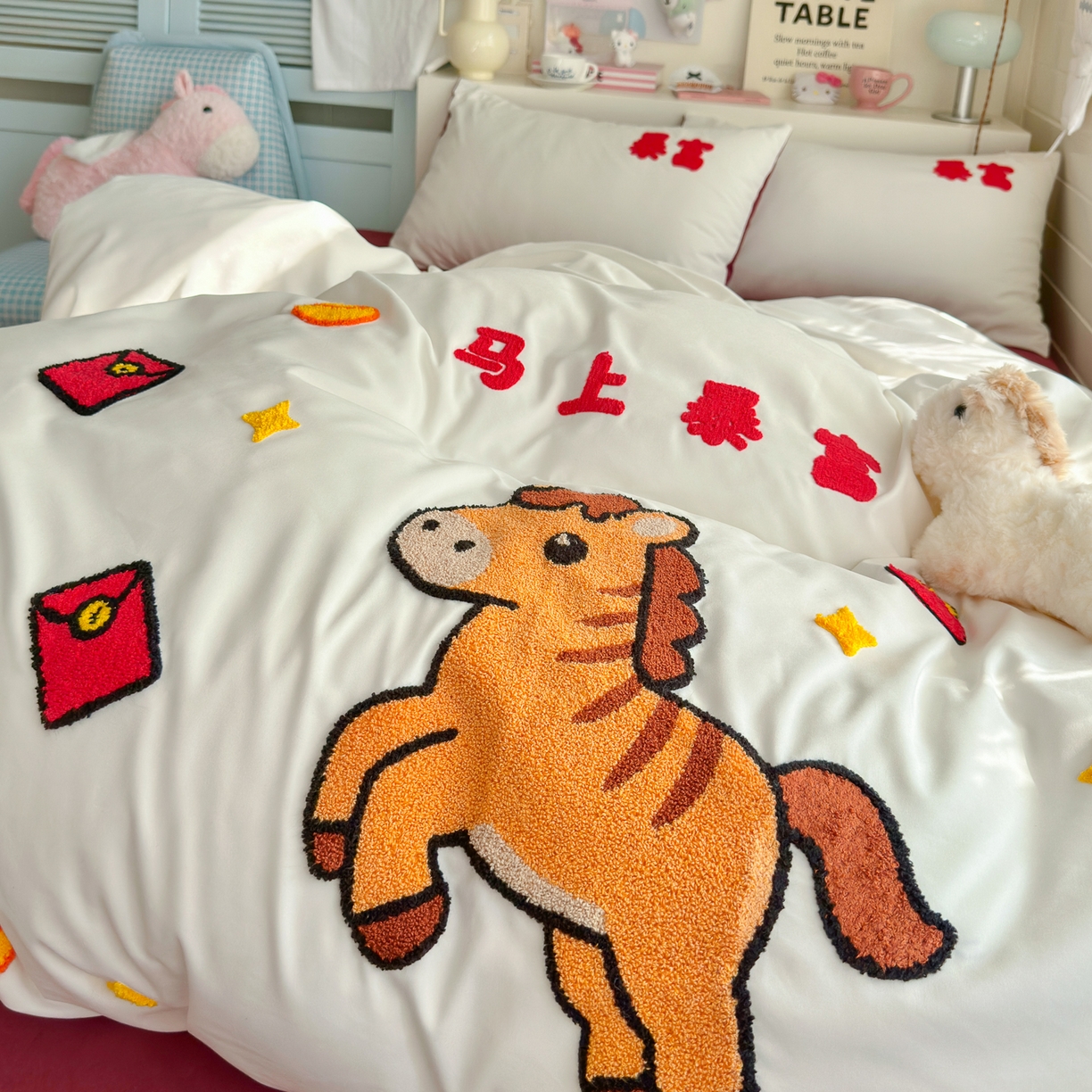 91家纺网 家纺一手货源 找家纺 优卡迪家纺馆 2026新款A类云锦棉毛巾绣四件套下载文件包含买家秀 马上暴富-白