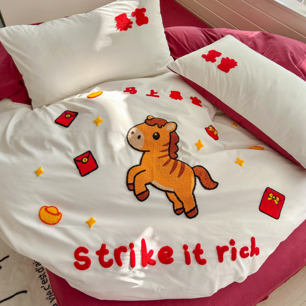 91家纺网 家纺一手货源 找家纺 优卡迪家纺馆 2026新款A类云锦棉毛巾绣四件套下载文件包含买家秀 马上暴富-白