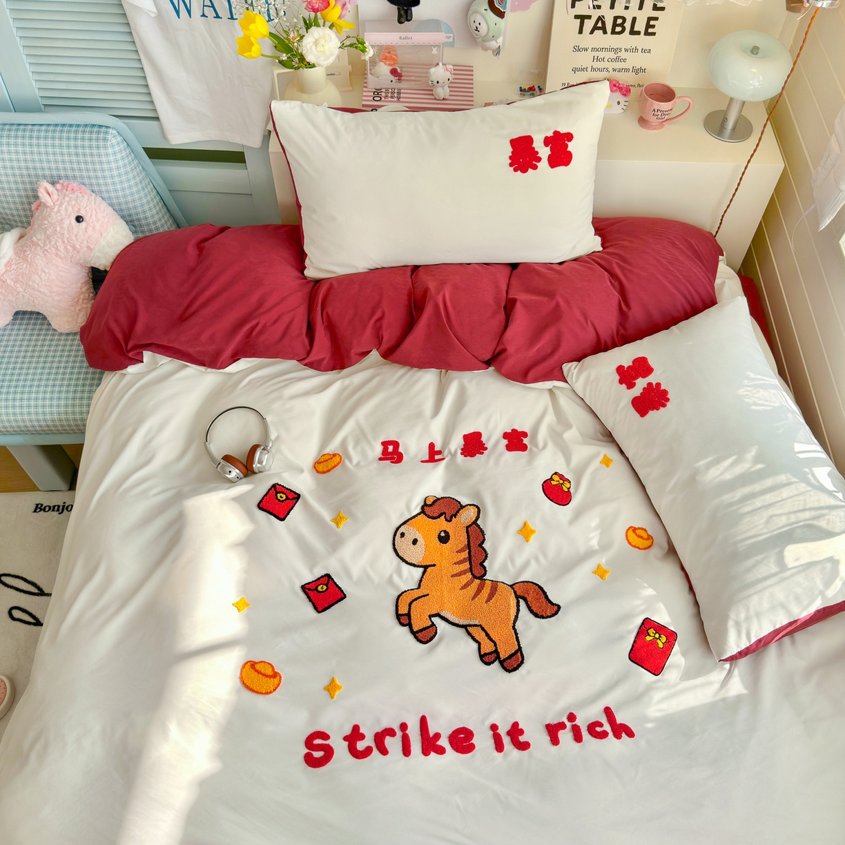 91家纺网 家纺一手货源 找家纺 优卡迪家纺馆 2026新款A类云锦棉毛巾绣四件套下载文件包含买家秀 马上暴富-白