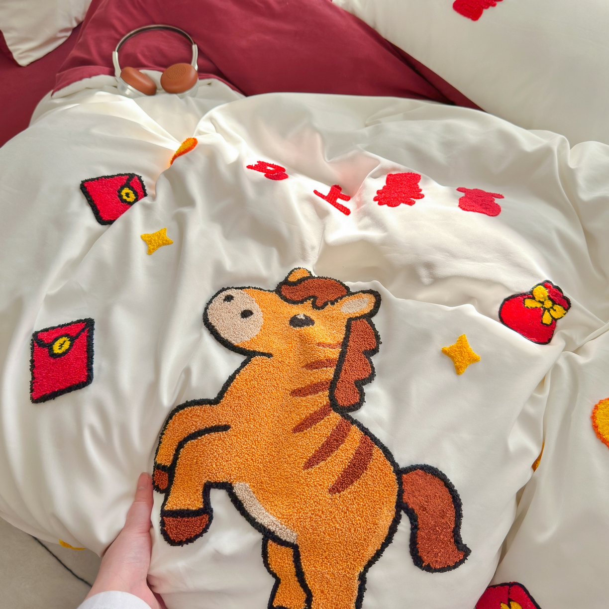 91家纺网 家纺一手货源 找家纺 优卡迪家纺馆 2026新款A类云锦棉毛巾绣四件套下载文件包含买家秀 马上暴富-白