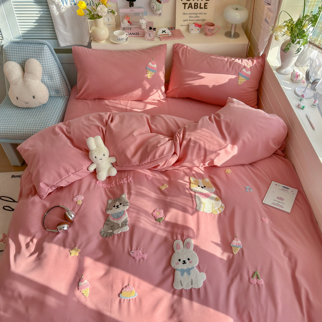 91家纺网 家纺一手货源 找家纺 优卡迪家纺馆 2026新款A类云锦棉毛巾绣四件套下载文件包含买家秀 甜系萌宠-红