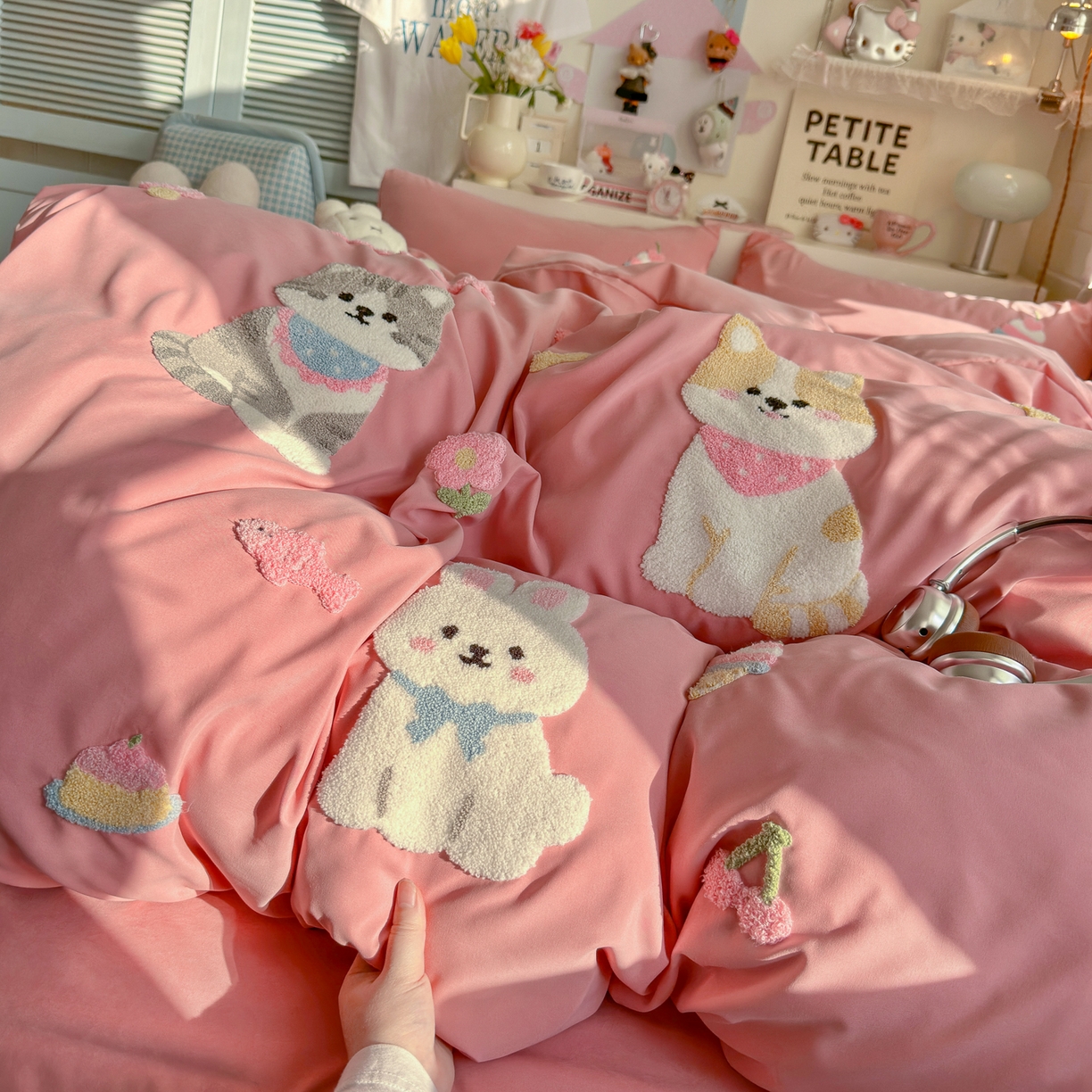 91家纺网 家纺一手货源 找家纺 优卡迪家纺馆 2026新款A类云锦棉毛巾绣四件套下载文件包含买家秀 甜系萌宠-红