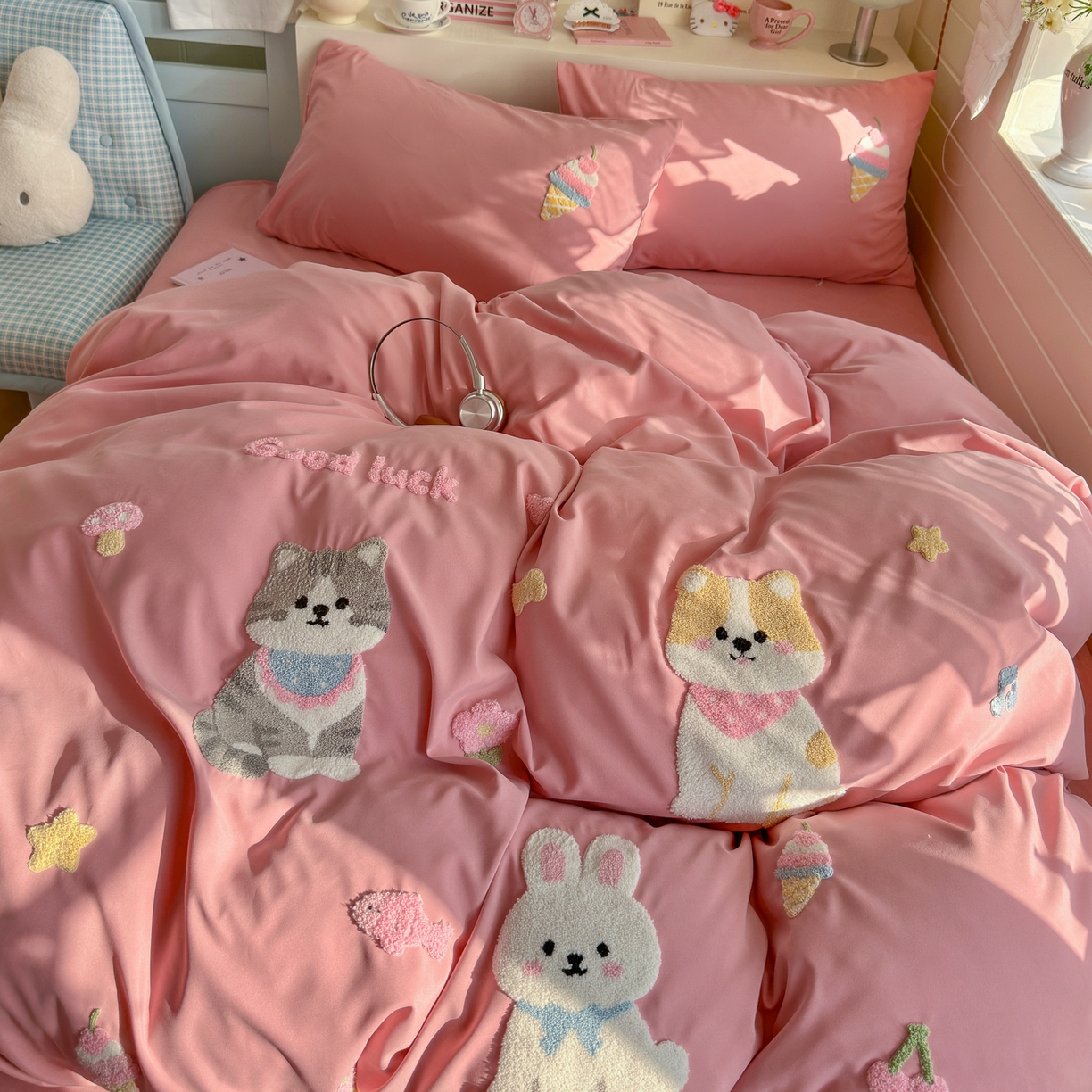 91家纺网 家纺一手货源 找家纺 优卡迪家纺馆 2026新款A类云锦棉毛巾绣四件套下载文件包含买家秀 甜系萌宠-红