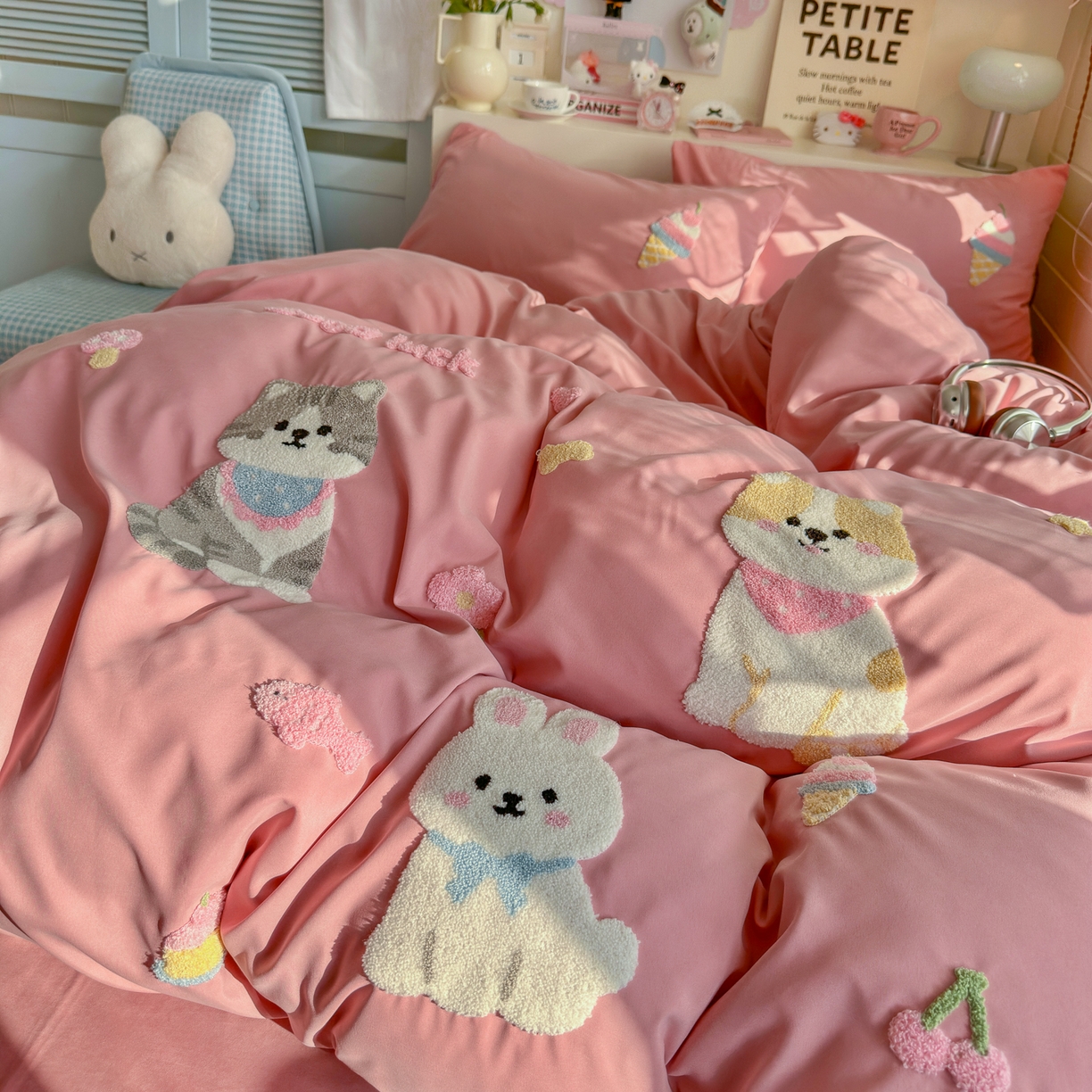 91家纺网 家纺一手货源 找家纺 优卡迪家纺馆 2026新款A类云锦棉毛巾绣四件套下载文件包含买家秀 甜系萌宠-红