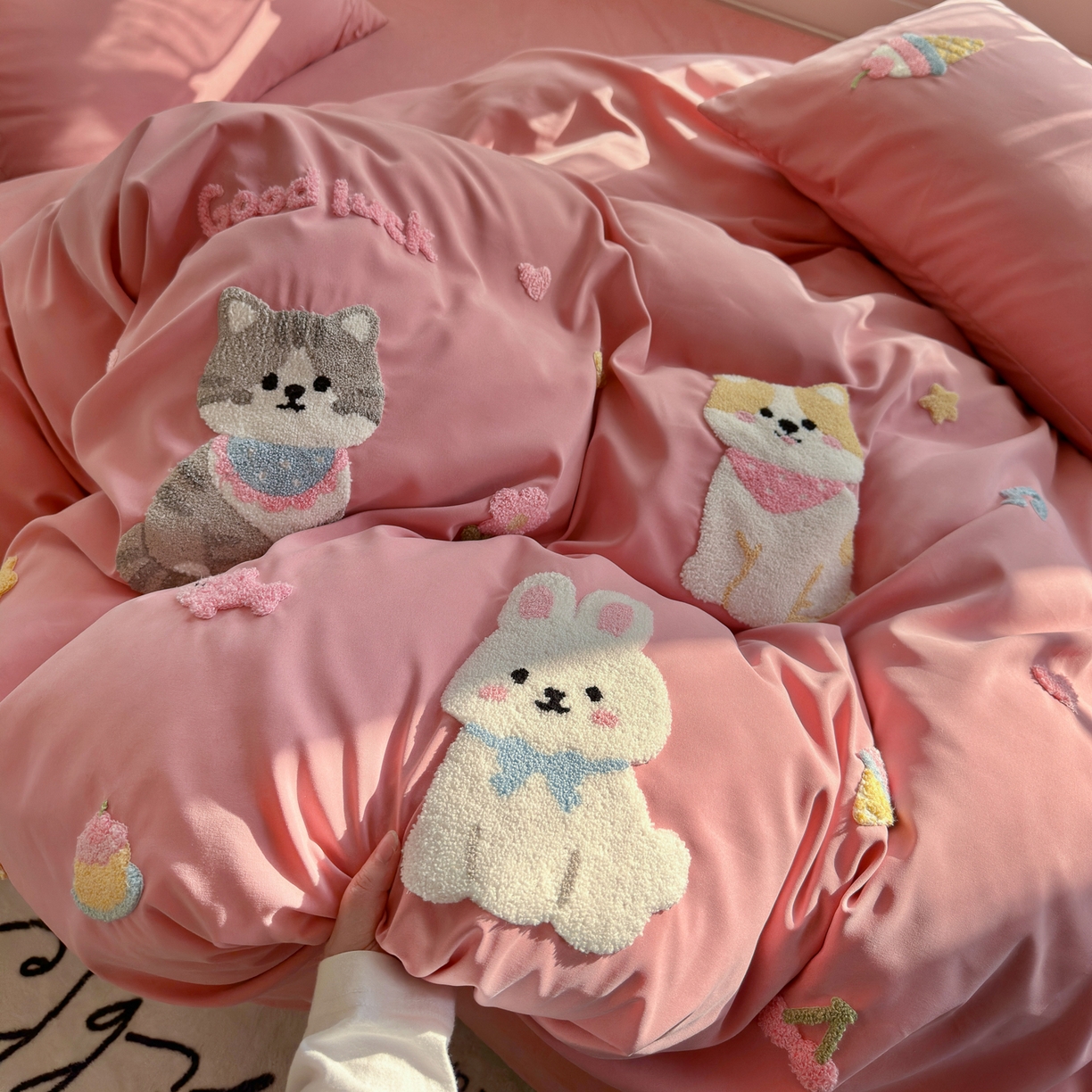 91家纺网 家纺一手货源 找家纺 优卡迪家纺馆 2026新款A类云锦棉毛巾绣四件套下载文件包含买家秀 甜系萌宠-红